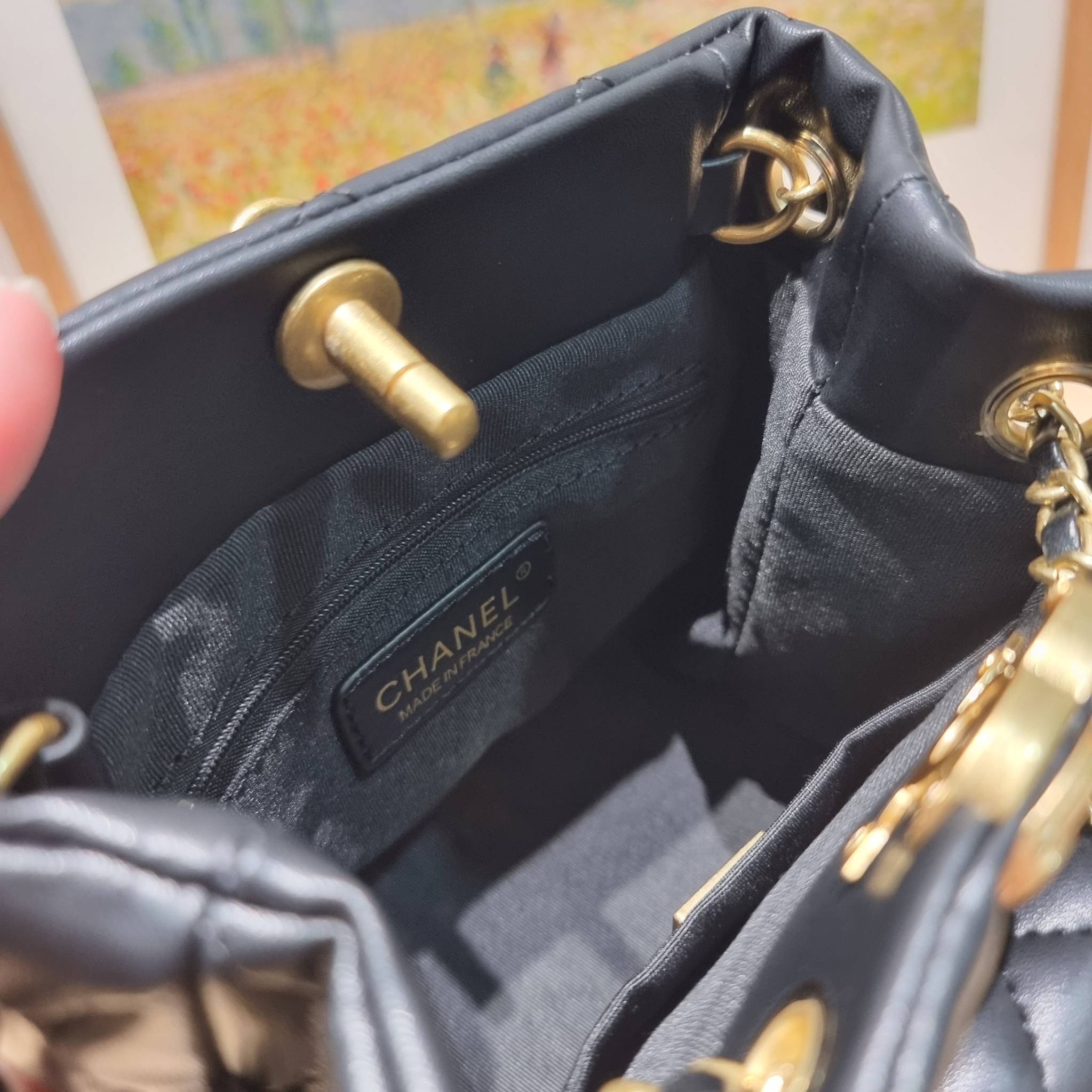 Chanel small backpack กระเป๋าสะพายหลังใบเล็ก โลหะสีทอง ดีไซน์ 2023 น้องน่ารักตะโกนม้าก!! กับกระเป๋าทรงเป้ ขนาดน่ารักน่าใช้ ดีเทลดีงาม มีใบลูกติดในตัวกระเป๋า สะดวกใช้สุดๆ