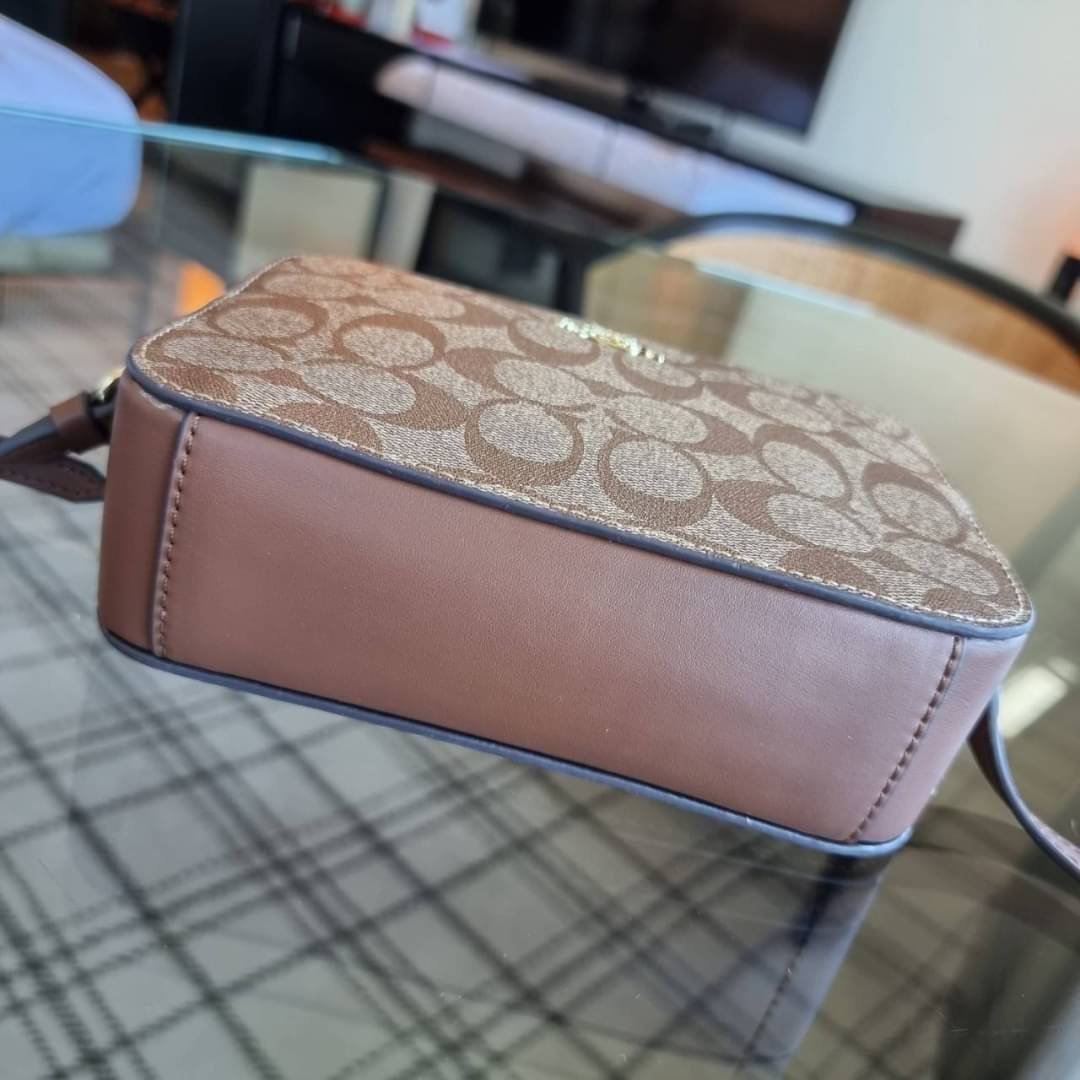 COACH 91677 MINI CAMERA BAG IN SIGNATURE CANVAS ขายดีที่สุด!! กระเป๋าสะพายข้างไซส์มินิ คลาสสิคอยู่ทรง อะไหล่ทองตัดดูหรู วัสดุหนังแคนวาสเคลือบลาย เปิด-ปิดด้วยซิป สายสะพายปรับได้ตามตัว ใบนี้แมทช์ได้ทุกลุค ใช้เป็น everyday bag ได้สบายๆเลยจ้า