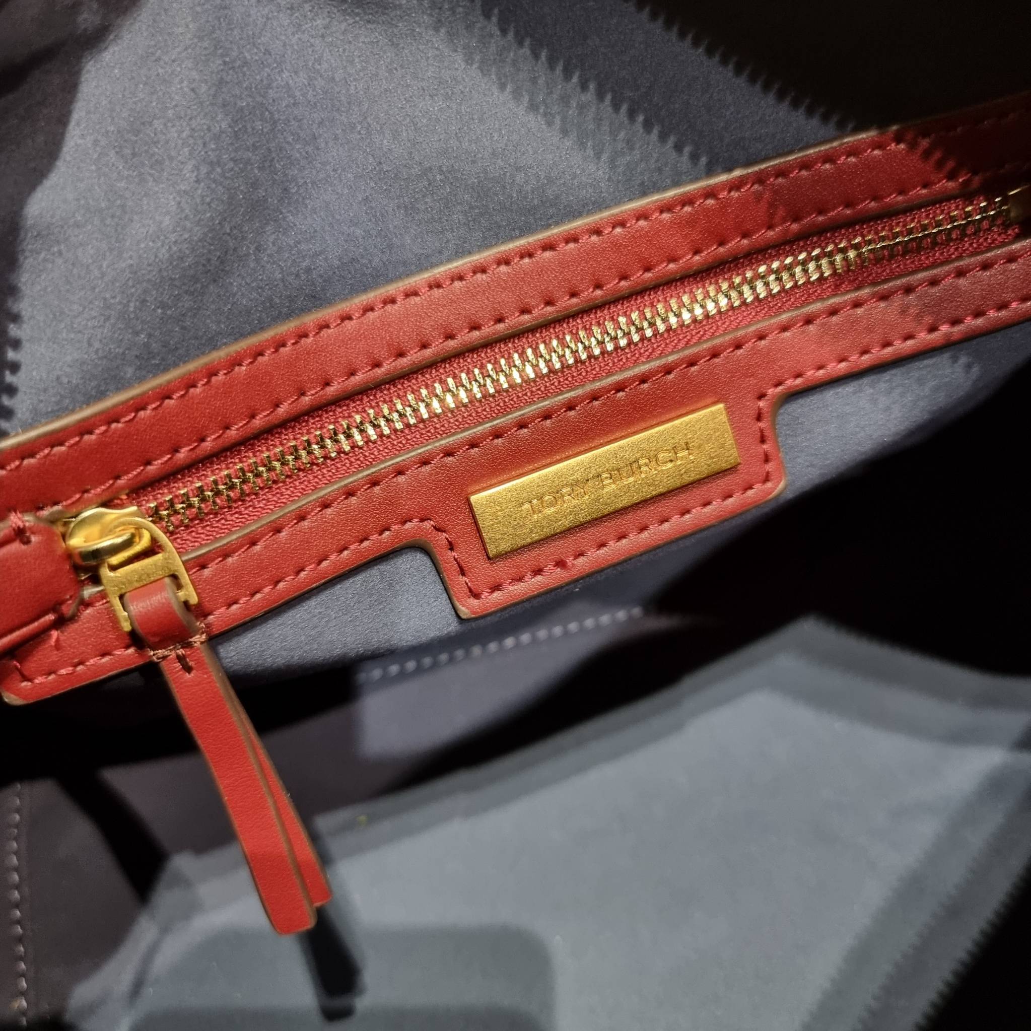 TORY BURCH T MONOGRAM JACQUARD EMBROIDERED DUFFLE คอลใหม่ล่าสุด สวยพร้อมเสิร์ฟแบบไม่ต้องรอพรีฯ ลายโมโนแกรมสุดคลาสสิคที่ถูกดีไซน์รังสรรค์ด้วยงานปักสุดชิค น่าใช้ใจฟูแค่แรกเห็น!! วัสดุ jacquard woven สลับหนังแท้ หูจับในตัว และพร้อมไปเลยกับสายสะพายข้าง ที่จะถ