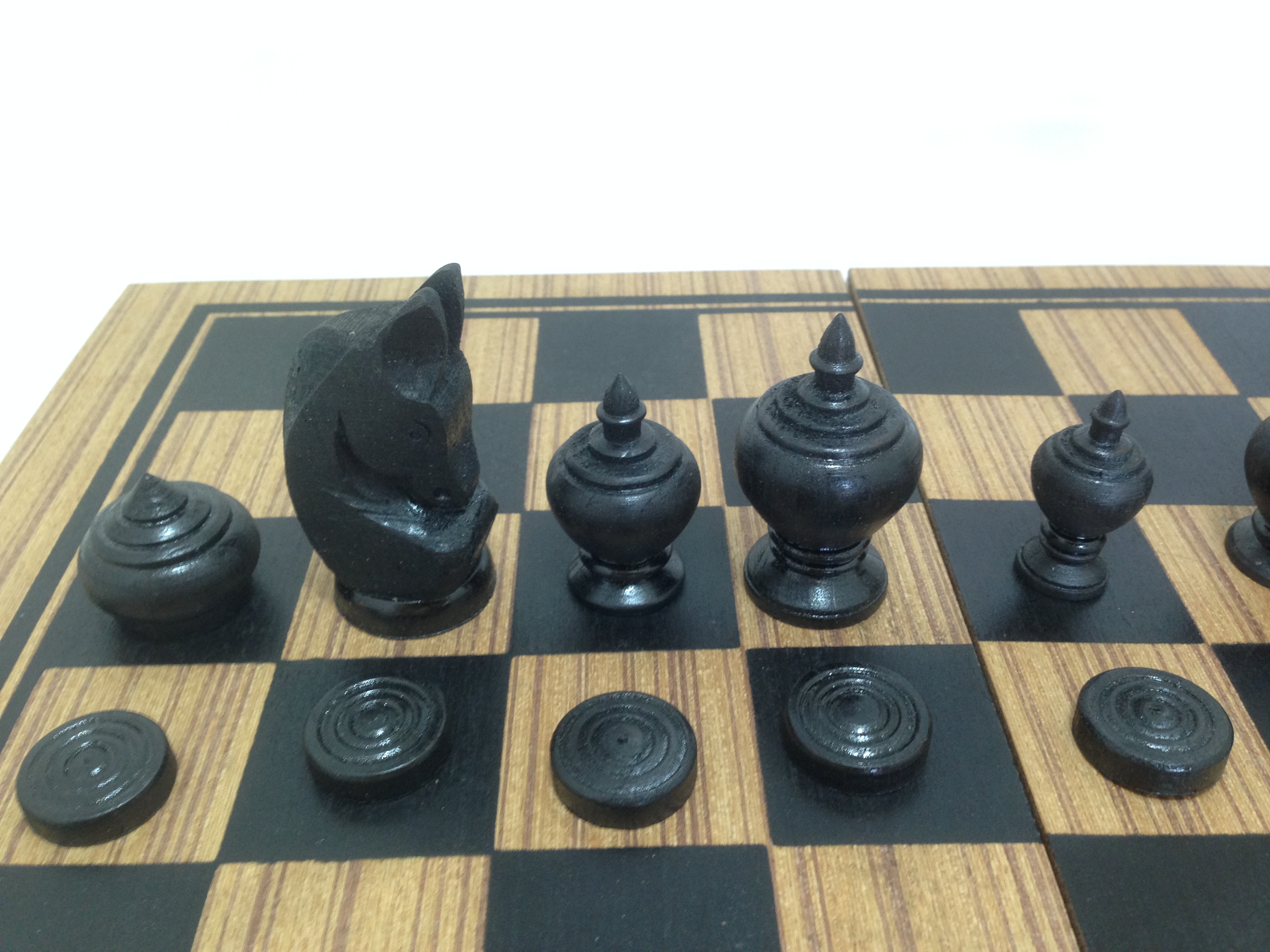 ชุดกระดานและตัวหมากรุกไทยไม้สักพร้อมกล่องเก็บ