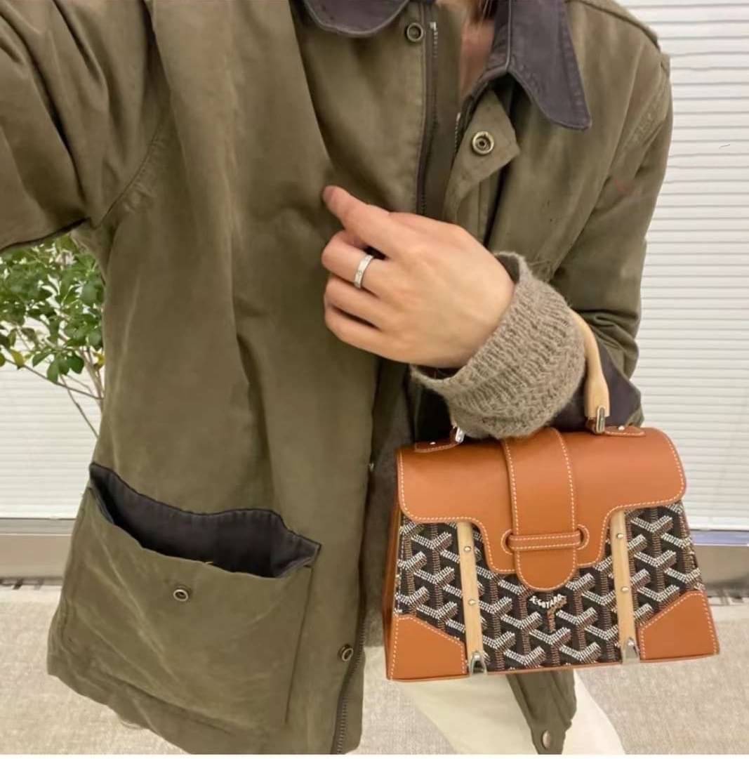 GOYARD Saigon Structure Mini Bag คุ้มค่าและ exclusive ที่สุดกระเป๋าทรงโท้ทไซส์มินิ ดีไซน์ล้ำ โดดเด่นด้วยรูปทรงและมือจับไม้สังเคราะห์ ที่ไม่เหมือนใคร และเพิ่มลูกเล่นด้วยสายคาด ใช้งานได้ทุกสถานการณ์ หยิบใช้วันไหนๆ ก็ตอบโจทย์ได้หมดน้า