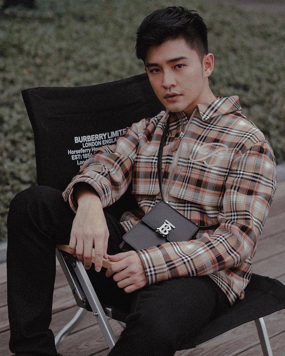 พรีเมี่ยมกิ๊ฟแท้ 100% 】BURBERRY FRAGRANCES CROSSBODY BAG VIP GIFT WITH PURCHASE (GWP) กระเป๋าสะพายพรีเมี่ยมกิ๊ฟ Limited Edition จากน้ำหอม BURBERRY DUTY FREE วัสดุ Canvas Cotton & Leather ทรงเหลี่ยมแนวตั้งดีไซน์สวยหรูอยู่ทรงมีโลโก้แบรนด์ด้านหน้า เปิดปิดด้ว