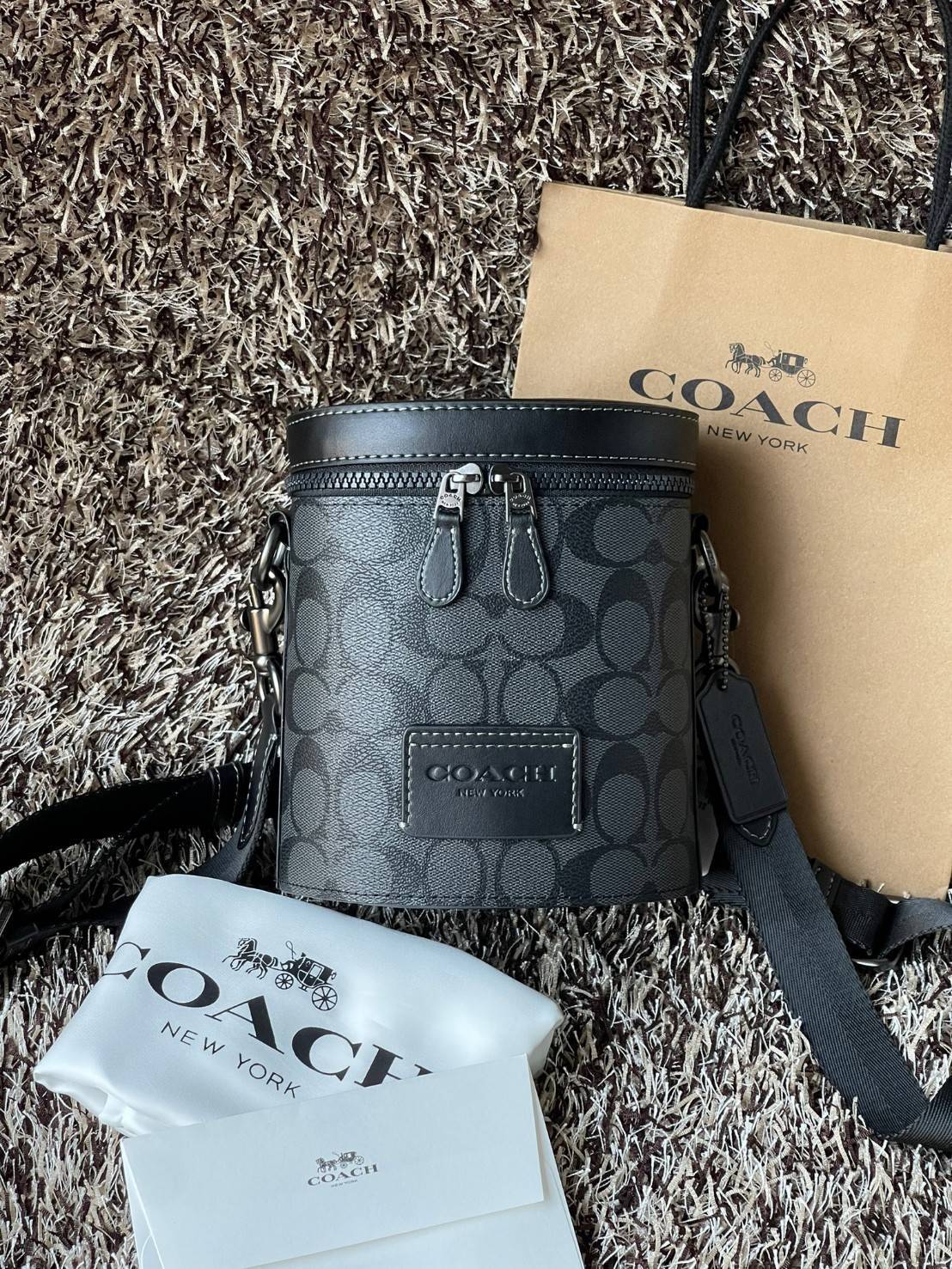 Coach Barrel Crossbody In Signature Canvas C9843 กระเป๋าถือสุดชิคตามแบบฉบับของ Coach ใบนี้หยิบมาแมตช์กับเสื้อผ้าได้ง่ายมาก ใช้งานได้แบบยูนิเซท ทั้งชายและหญิง เพราะมีดีไซน์ที่เรียบเก๋