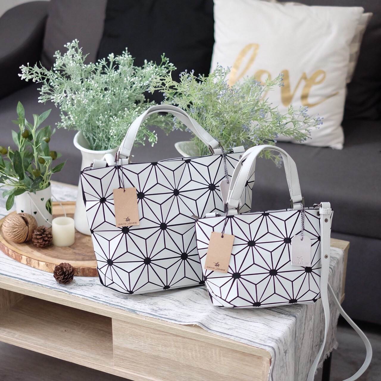 New Collection ka ' Matte Color ' ✨✨ สีด้าน มีให้เลือกถึง 4 สี 🍭🍭แถมยังลาย Limited edition หายาก 👍ปรับทรงได้ 2 แบบ น่ารักมาก จากแบรนด์ David Jones กระเป๋าสะพายข้างดีไซน์เกร๋มาก สีสวยหรูมาก ขนาดกะลังดีเลย น้ำ