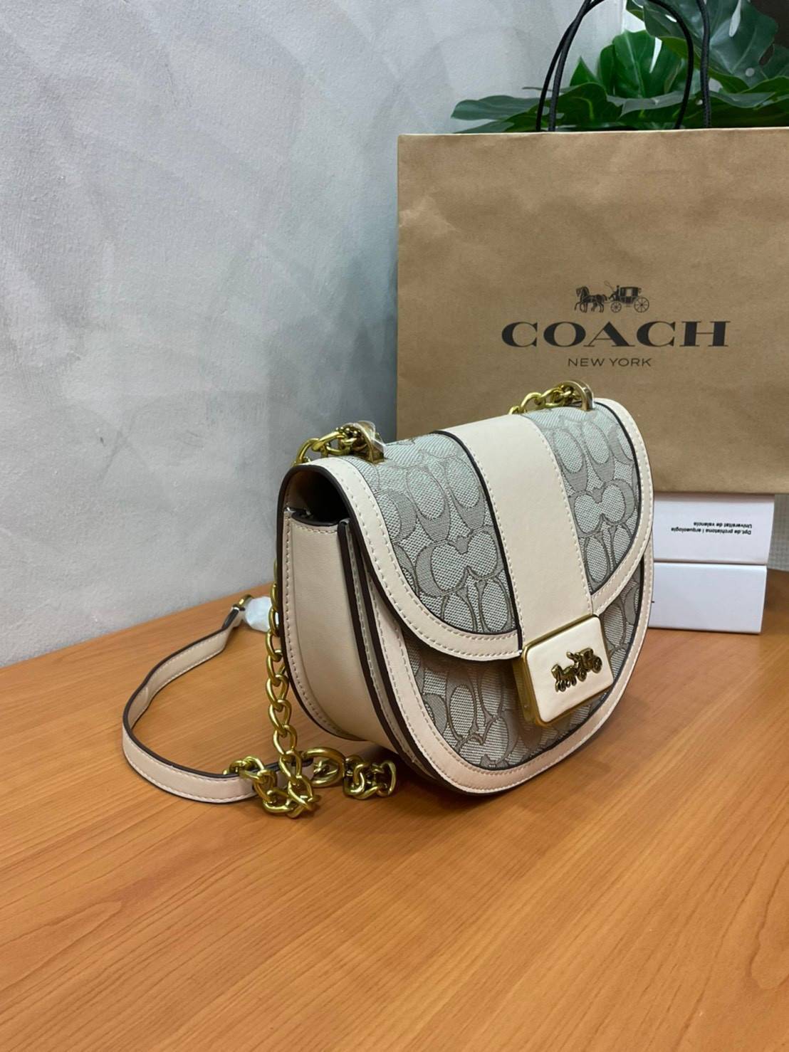 COACH ALIE SADDLE BAG IN SIGNATURE JACQUARD (C4694//C3464) New item!! กระเป๋าสะพายทรง saddle ดีไซน์วินเทจย้อนยุค แฝงความหรูในตัวด้วยอะไหล่สีทองเหลือง โดดเด่นไม่ซ้ำใครแน่นอน วัสดุผ้า jacquard สลับหนังแท้ ภายในเป็นช่องโล่ง มาพร้อมสายสะพายครอสบอดี้ ที่สามารถ