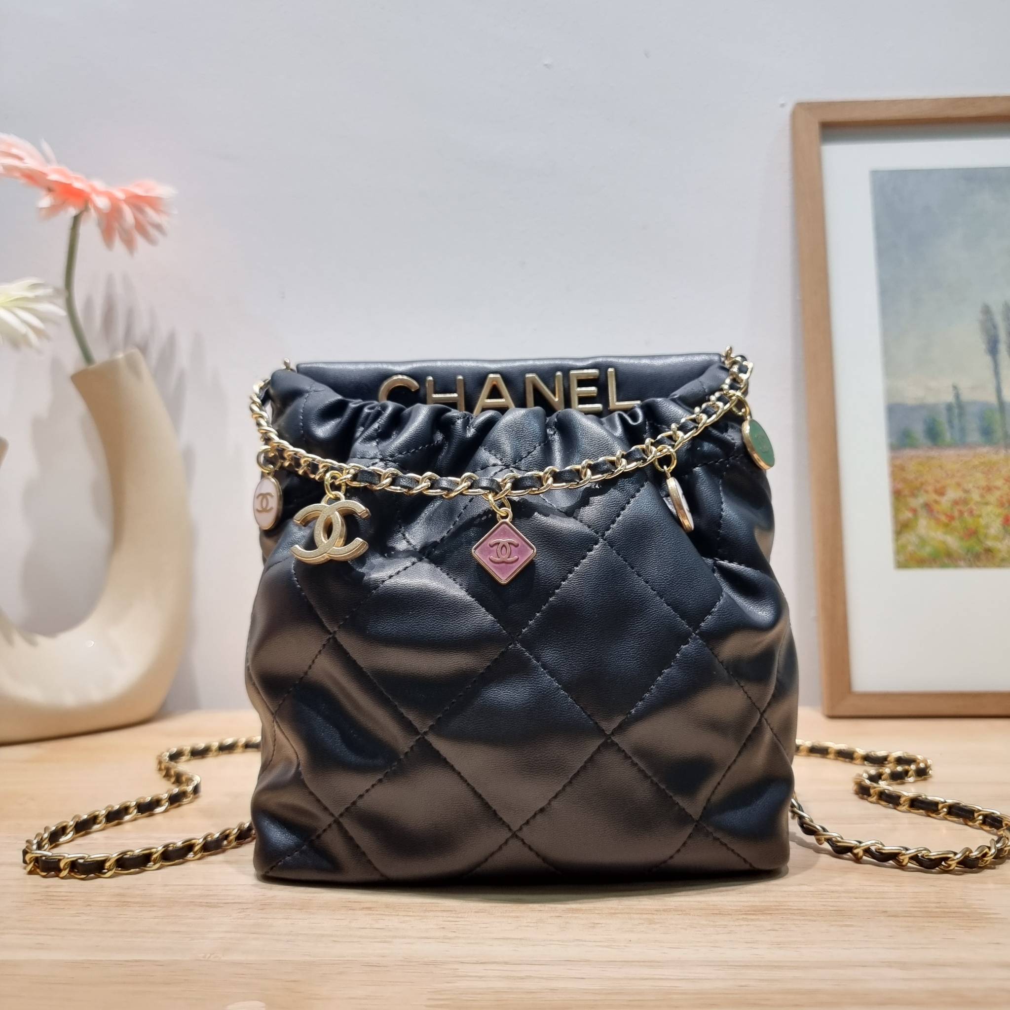 Chanel 23P mini bucket bag น่ารักมากๆ กับกระเป๋าสะพายไซส์มินิ ที่ปล่อยผ่านไม่ได้จริง ดีไซน์สายโซ่คล้องแขนตกแต่งอะไหล่ห้อยเพิ่มมูลค่า และยังตกแต่งโลโก้สวยเด่น