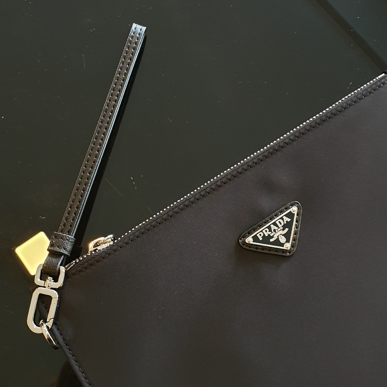 PRADA Clutch Bag / Prada Re-Nylon Logo-Plaque Clutch Bag - Black รุ่นใหม่พร้อมส่ง! กระเป๋าคลัชต์ กระเป๋าคล้องมือ แบรนด์ Prada อีกรุ่นที่ขนาดกำลังน่ารัก ตัวกระเป๋า เป็น Nylon เต็มใบ กันน้ำ