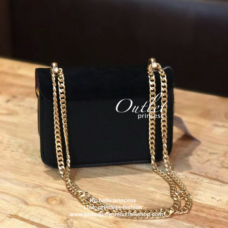 CHARLES & KEITH PUSH LOCK FRONT FLAP BAG 2018 กระเป๋าถือขนาดมินิดีไซน์สุดชิคคุณหนูมากค่ะโดดเด่นที่กระเป๋าpu ลายสานสวยสะดุดตา ฝาปิดกำมะหยี่ดูเรียบหรู เปิดปิดด้วยฝาปิดตัวล๊อคปั้มแบรนด์ ภายในมีช่องใส่บัตร ใส่มือถือ iphone8+ได้ค่ะ อะไหล่ทองสวย สายโซ่ยาวสะพายไ