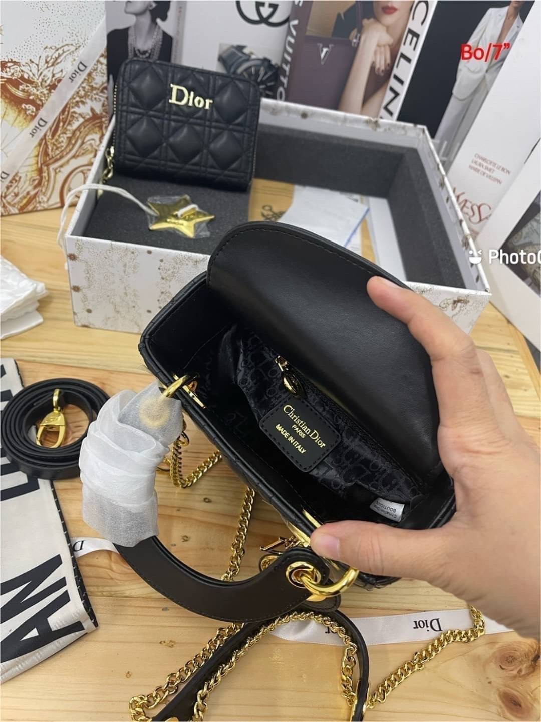 DIOR SET BAG / DIOR CD LADY BAG / CD LIMITED EDITION GIFT BOX WITH GOLD STAR BOUTIQUE SET พร้อมเสิร์ฟครบชุด น่ารักมากค่ะ ดีไซน์เรียบง่าย แต่แฝงไปด้วยความหรูหรา ทรงกล่องคลาสสิค มีหูจับในตัวและสายครอสบอดี้สุดเลิศ