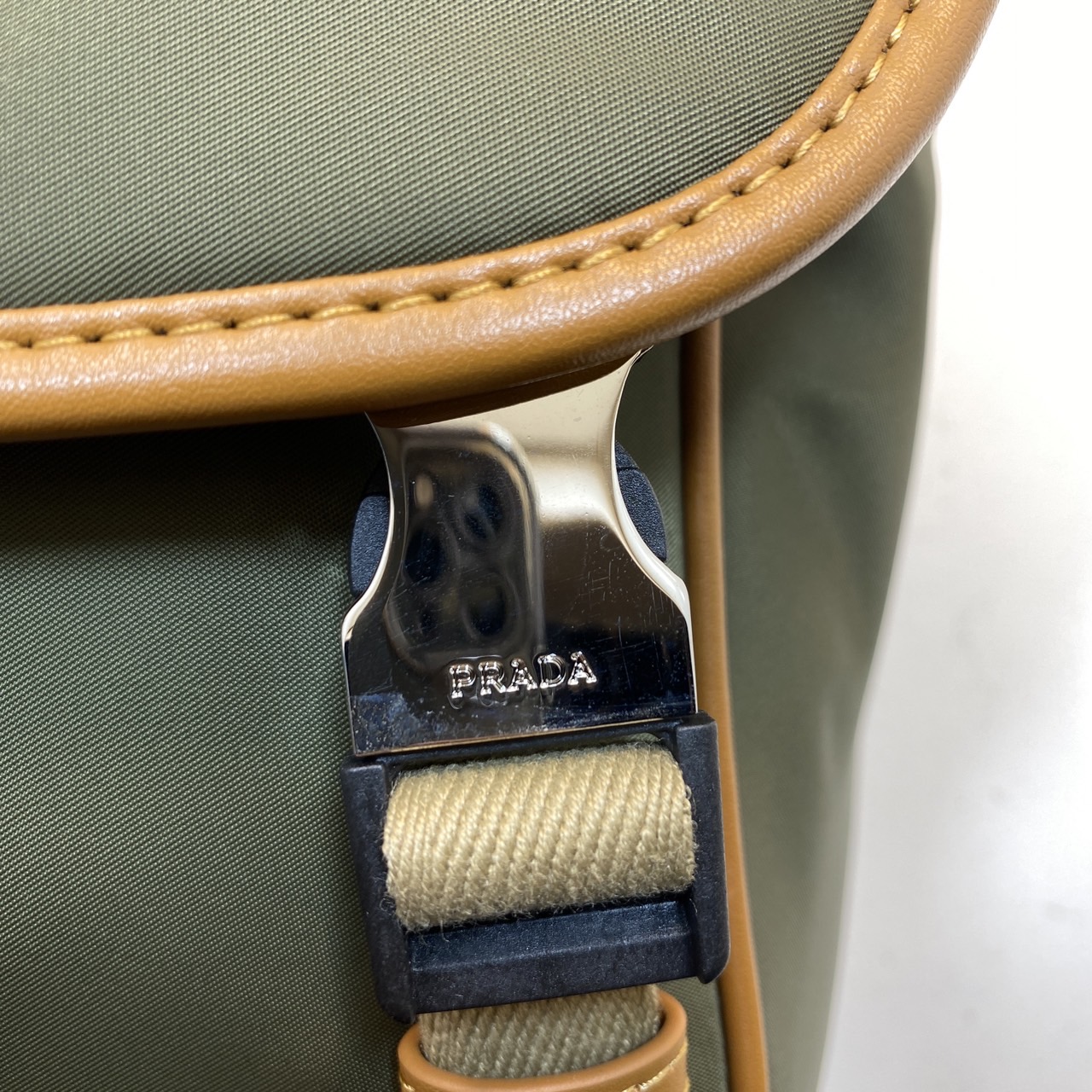 PRADA Re-Nylon and leather shoulder bag / PRADA Messenger Bag กระเป๋าสะพายคอมพลีทครีเอทลุคหล่อเท่ เกรดออริ สลับแท้ 1:1 ใช้งานต่างประเทศได้