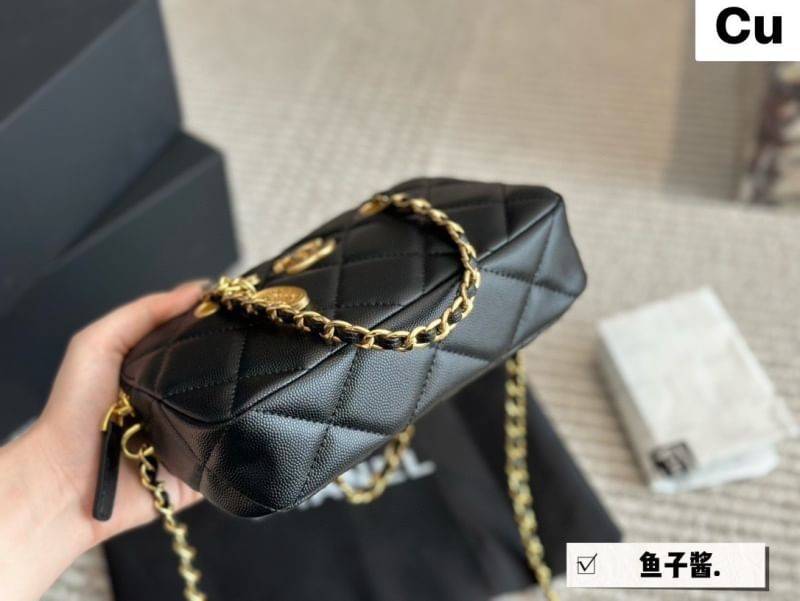 CHANEL Mini Bag On Chain กระเป๋าถือหรือสะพายได้ มีสายในตัว โซ่สลับหนังสีทองสวยงาม หนังคาเวียร์ รุ่น 2 ซิป สะดวกใช้งาน น่ารักน่าใช้ สวยก่อนใครได้เลย รับรองไม่ผิดหวังจ้า