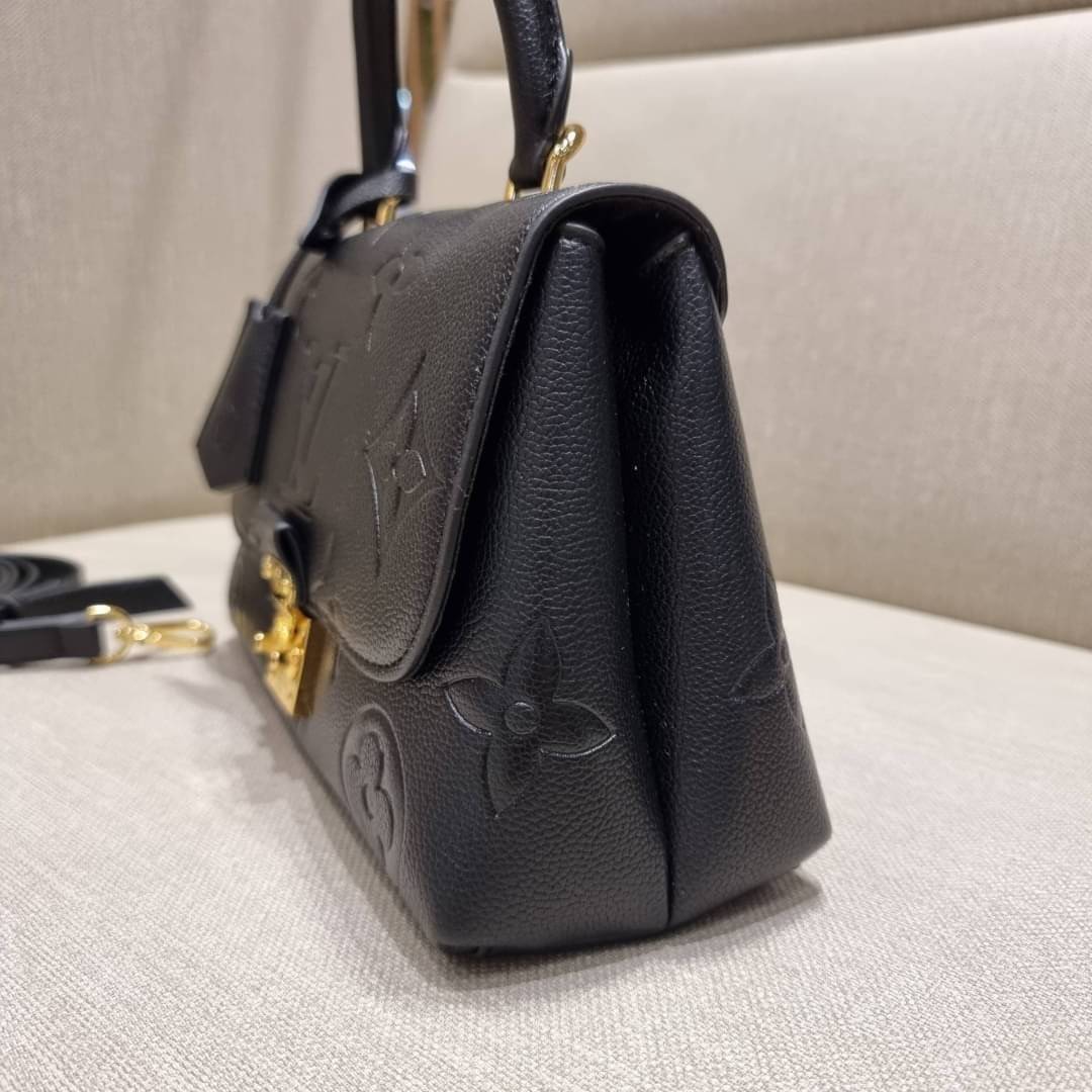 VIP 🥂 LV MADELEINE BAG ใหม่ล่าสุด อีกหนึ่งรุ่นคลาสสิคหายาก ที่สาวๆรอคอย กระเป๋าถือ/สะพายข้าง ดีไซน์เรียบง่าย แต่เต็มไปด้วยดีเทลความหรู วัสดุหนังวัวปั๊มลายเอกลักษณ์ เปิด‐ปิดด้วยอะไหล่กดล็อคสีทองหรู และมีพวงหนังห้อยพิเศษแถมมาให้ด้วย ภายในแบ่งสัดส่วน