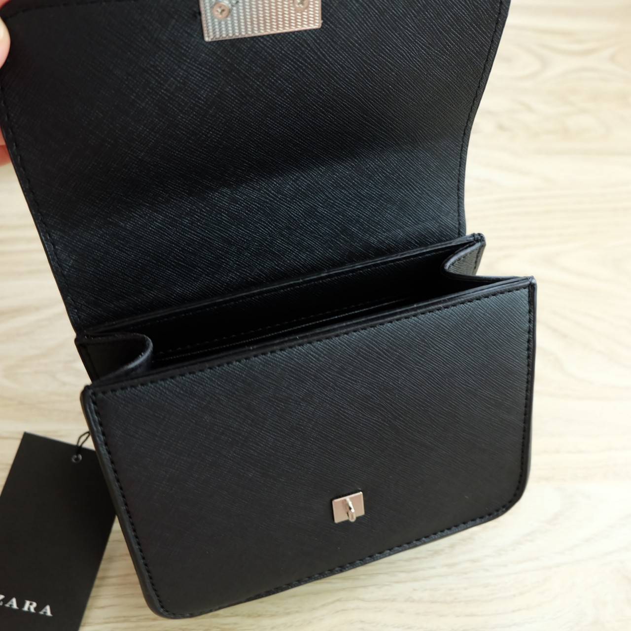 Zara Inditex Crossbody with 2 Straps Best seller กระเป๋าสะพาย วัสดุหนังลาย Saffiano ใบมินิ น่ารัก เปิด - ปิดด้วยตัวกดล็อค ภายในโล่ง มีช่องใส่ของ 1 ช่อง มาพร้อมสายสะพาย 2 แบบ สายสะพายหนัง Saffiano, สายเส้นใหญ่ แบบมีลาย ถอด ปรับได้ค่ะ