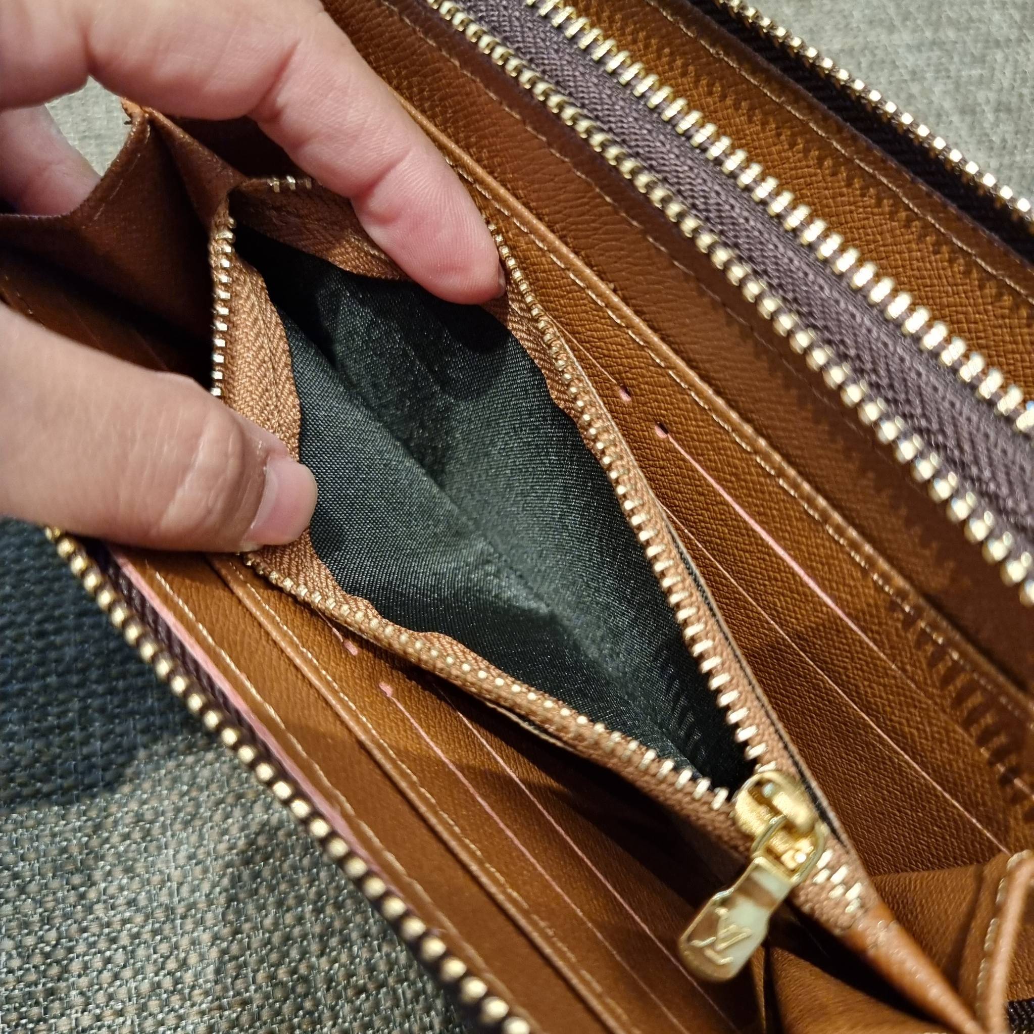 2ซิปก็ต้องมาแล้วแหละ!! IN STOCK แล้ว!! ด่วน!! เตือนแล้วน้า!!! LV long wallet ไอเท็มสุดฮิต ติดทุกกระแส แรงไม่เคยตก รุ่น unisex ที่จะหนุ่มๆสาวๆ ก็เลิฟได้หมด!! ใบยาวขนาดกำลังเหมาะมือ รอบนี้คือดี คุ้ม เพราะมาสองซิป ใส่กันแบบเน้นๆ เงินตุงกระเป๋ารับทรัพย์!! ถือ