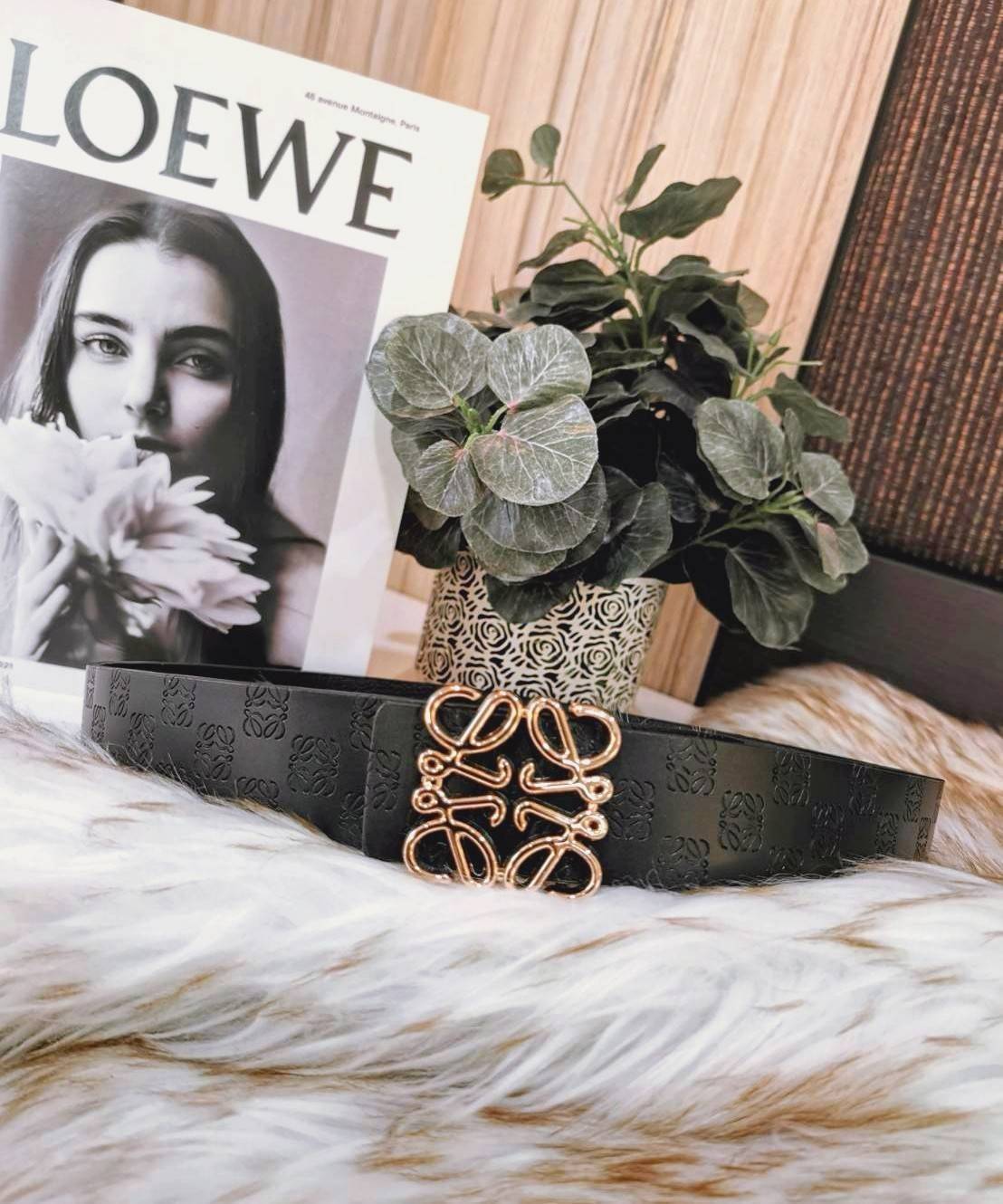 Loewe Logo Leather Belt VIP Gift With Purchase (GWP) วัสดุ Calfskin ปั๊มโลโก้แบรนด์สวยหรูดูดี หัวเข็มขัดโลโก้แบรนด์ 3D อะไหล่ทองตัวสายปรับระดับได้ ดีไซน์เรียบหรูคลาสสิคเข้ากับทุกลุ๊ค ใช้ได้ทั้งชายและหญิงค่ะ ไอเท็มแนะนำสวยน่าใช้น่าสะสม เหล่าสาวก Loewe GWP 