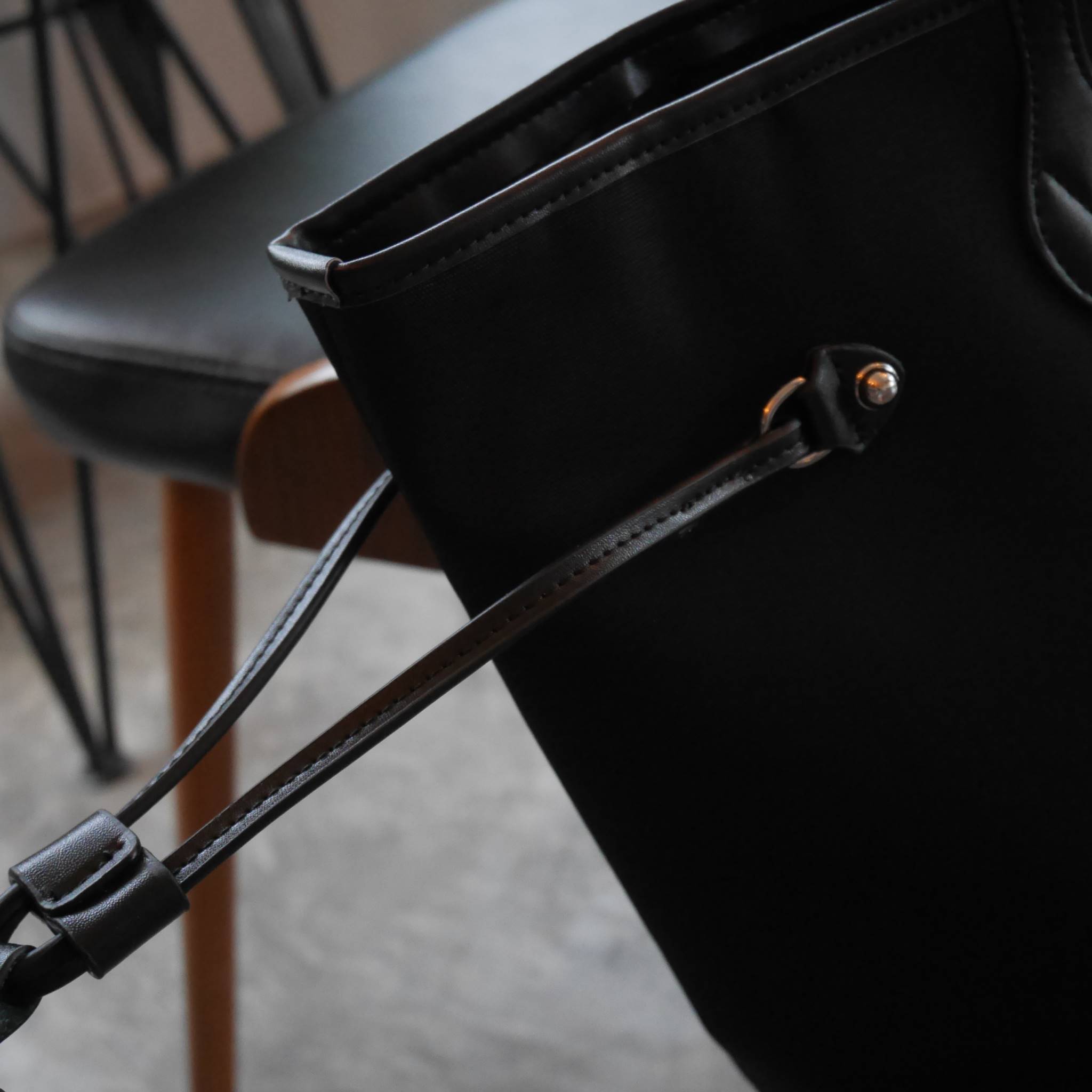 ใบใหญ่ที่สุดในสต้อคไปเลยค้าาา 😲😲 คุ้มจุใจสาวๆค้า ใบนี้ Must Have item! กระเป๋าสะพายทรง TOTE ใบใหญ่ จากพรีเมี่ยมกิ้ฟท์เคาเตอร์แบรนด์ PRADA เปิดปิดด้วยซิป สะพายไหล่ได้ ไม่ติด จุคุ้มมากสุดๆค่ะ ใส่เสื้อผ้า 1-2 วันได้สบาย ด้านข้างสามารถปรับได้ส