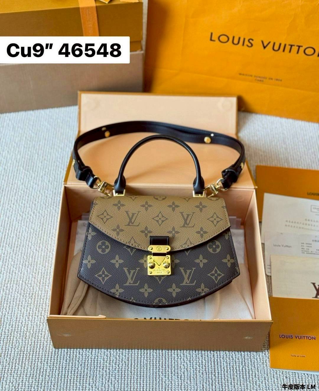 LV Tilsitt Bag Monogram Reverse Canvas กระเป๋าสะพายดีไซน์โค้งมนไอเท็มสุดหรู ขนาดกำลังดี พร้อมหูจับใช้งานได้สะดวกคล่องตัว มาพร้อมสายสะพายถอดได้ ปรับได้ตามชอบ สะดุดตาสุดไอคอนิก