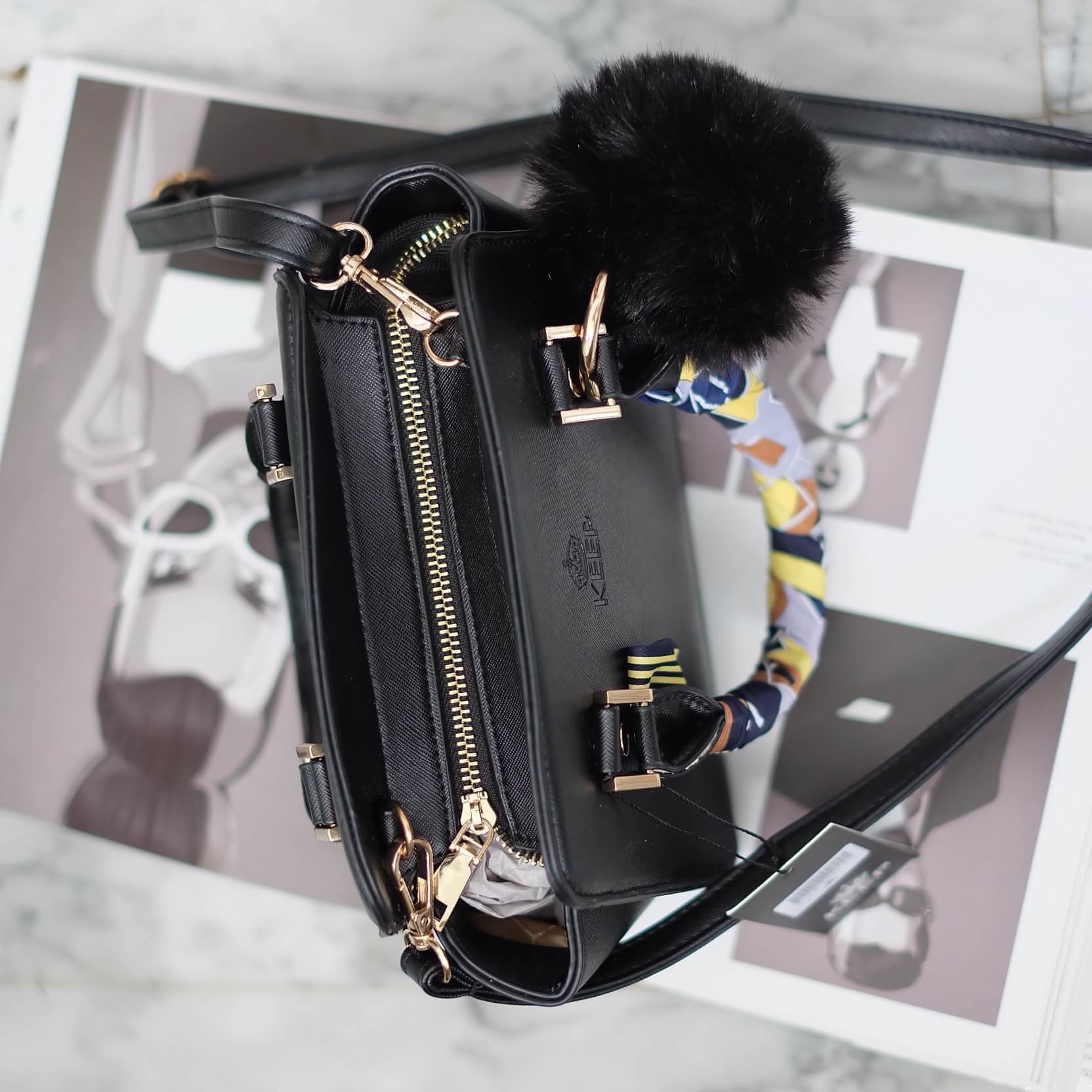 งานแท้ชนช้อป 👍 รุ่นใหม่ล่าสุด หนัง saffiano สวยมากๆค่า รุ่น KEEP saffiano leather Mini office bag สวย น่ารัก ขนาดตอบทุกโจทย์การใช้งาน เห็นแล้ว #หลงรักเลยคะ 🌲ตัวกระเป๋าขนาดกำลังดีหนังsaffiano ลายสวยที่สำคัญ ดูแลรักษาง่าย ประดับด้วยผ้าพันหูกระ