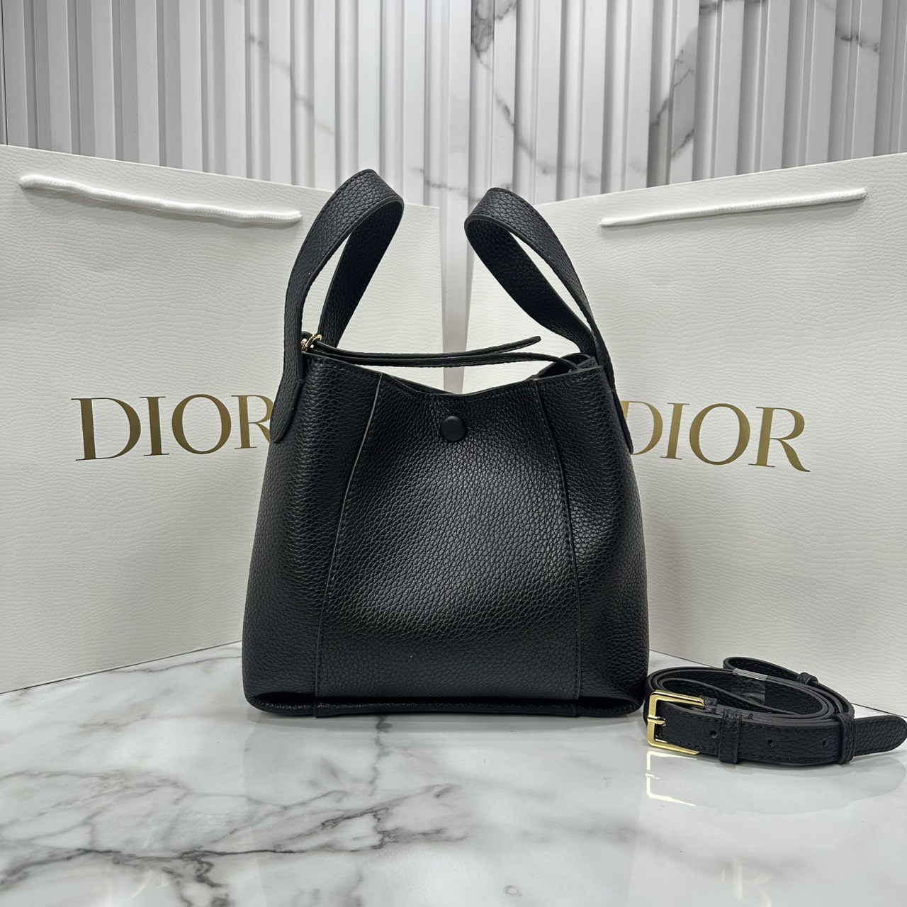 ORI หนังแท้ | DIOR Small Signature Bucket Bag / Dior bucket bag กระเป๋าทรงบัคเกตรุ่นใหม่ล่าสุด มาพร้อมกับการออกแบบที่โดดเด่น และสง่างาม เรียบหรูดูแพง มีรายละเอียดสุดวิจิตร