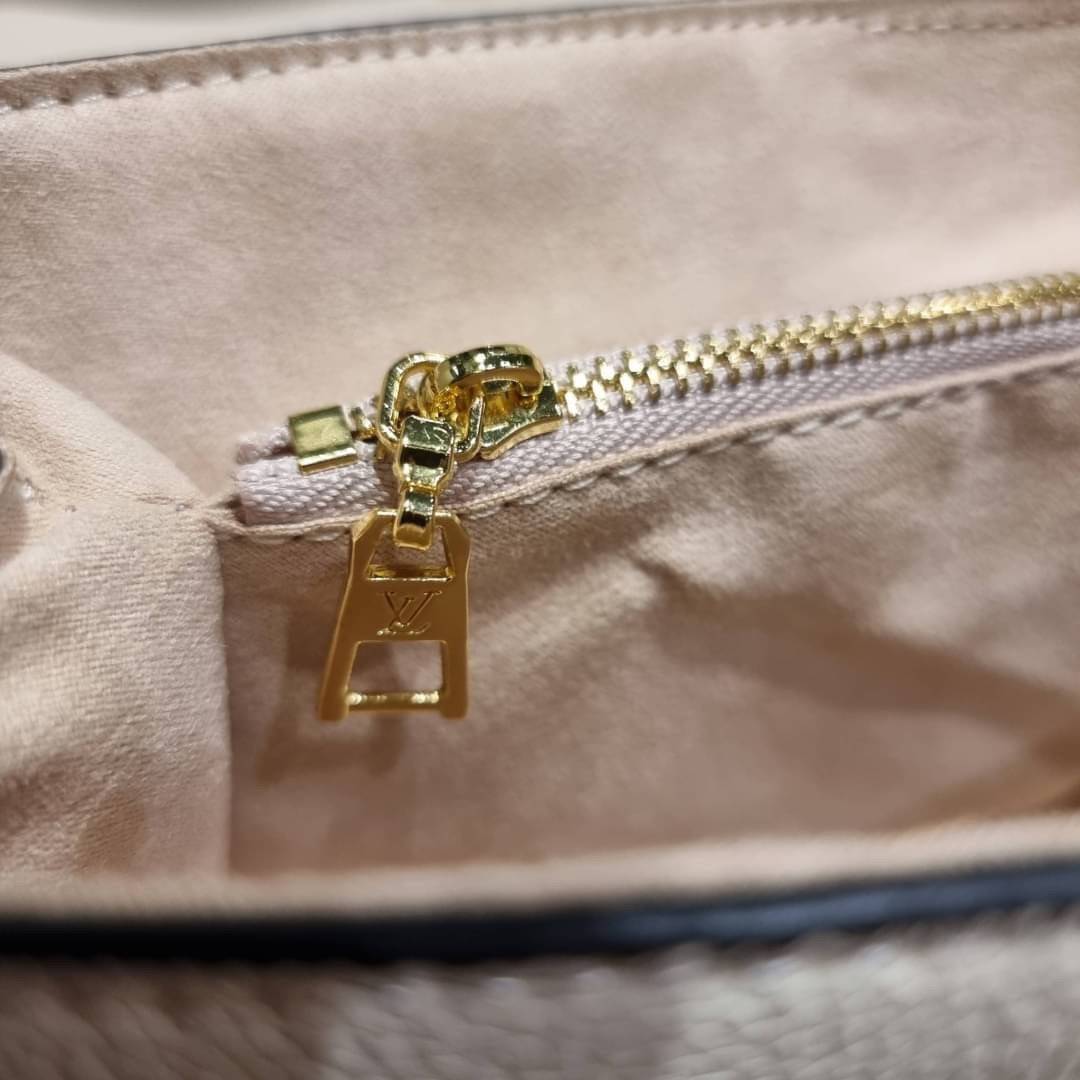 VIP 🥂 LV MADELEINE BAG ใหม่ล่าสุด อีกหนึ่งรุ่นคลาสสิคหายาก ที่สาวๆรอคอย กระเป๋าถือ/สะพายข้าง ดีไซน์เรียบง่าย แต่เต็มไปด้วยดีเทลความหรู วัสดุหนังวัวปั๊มลายเอกลักษณ์ เปิด‐ปิดด้วยอะไหล่กดล็อคสีทองหรู และมีพวงหนังห้อยพิเศษแถมมาให้ด้วย ภายในแบ่งสัดส่วน