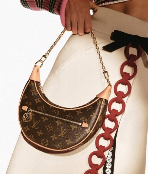 LOUIS VUITTON MONOGRAM LOOP BAG กระเป๋าทรง Loop ที่รังสรรค์ออกมาได้สวย เก๋ และดูดีมากๆ หนังแท้ มีความนิ่มละมุน สัมผัสแล้วคือใช่เลยค่ะ😘 ด้านหน้ามีช่องซิปเล็กให้ใส่ของจุกจิก เปิด-ปิดช่องหลักแบบซิป ภายในสามารถใส่กระเป๋าเงินใบกลางได้;มือถือได้ทุกรุ่น;