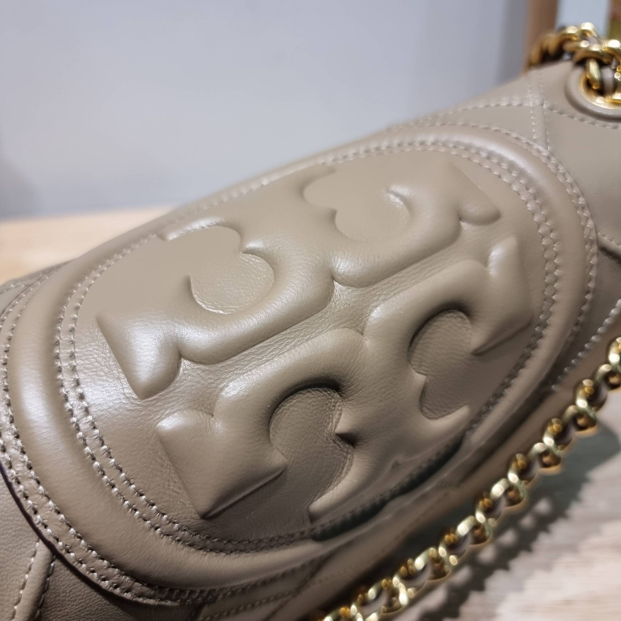 TORY BURCH FLEMING SOFT CONVERTIBLE SHOULDER BAG รุ่นหายาก กับดีไซน์ใหม่ล่าสุด มาพร้อมเสิร์ฟความสวยถึงบ้านไปเลย กับกระเป๋าสะพายไหล่ขนาดกำลังสวย หนังแท้นิ่มเต็มใบ สัมผัสสบายมือ