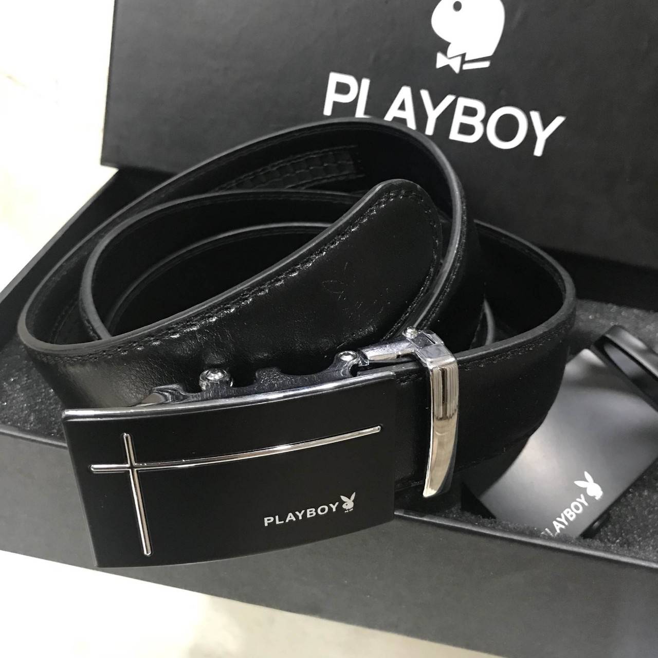 PLAYBOY REVERSIBER BELT VALUE PACK Value set & 2 in 1! Limited Edition จาก Playboy มีหัวเข็มขัดให้เลือกใช้ถึง 2 แบบ 2อสไตล์ สลับใช้ได้ ตามความเหมาะสม ปรับได้ Freesize มาพร้อมกล่องแบรนด์ จะใช้เองหรือมอบเป็นของขวัญก็แนะนำค่ะ