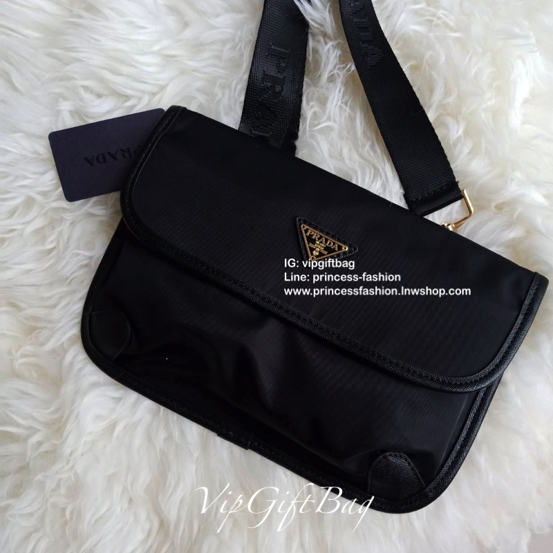 Prada Bag ทรงใหม่มีไว้ไม่ซ้ำใครแน่นอนคะ จะสะพายข้าง หรือ คาดอกก็ได้คะ วัสดุทำจากผ้าNylon กันน้ำ ตัวอะไหล่สีเงิน ขนาดกำลังดี ใส่ของได้เยอะคะ มือถือ กระเป๋าตังใส่ได้ สบายๆคะ ด้านหน้าและด้านหลังมีช่องซิปแยกให้อีกคะ ใช้ได้ทั้งผู้ชายผู้หญิงเลยคะ ด้านข้างกระเป๋