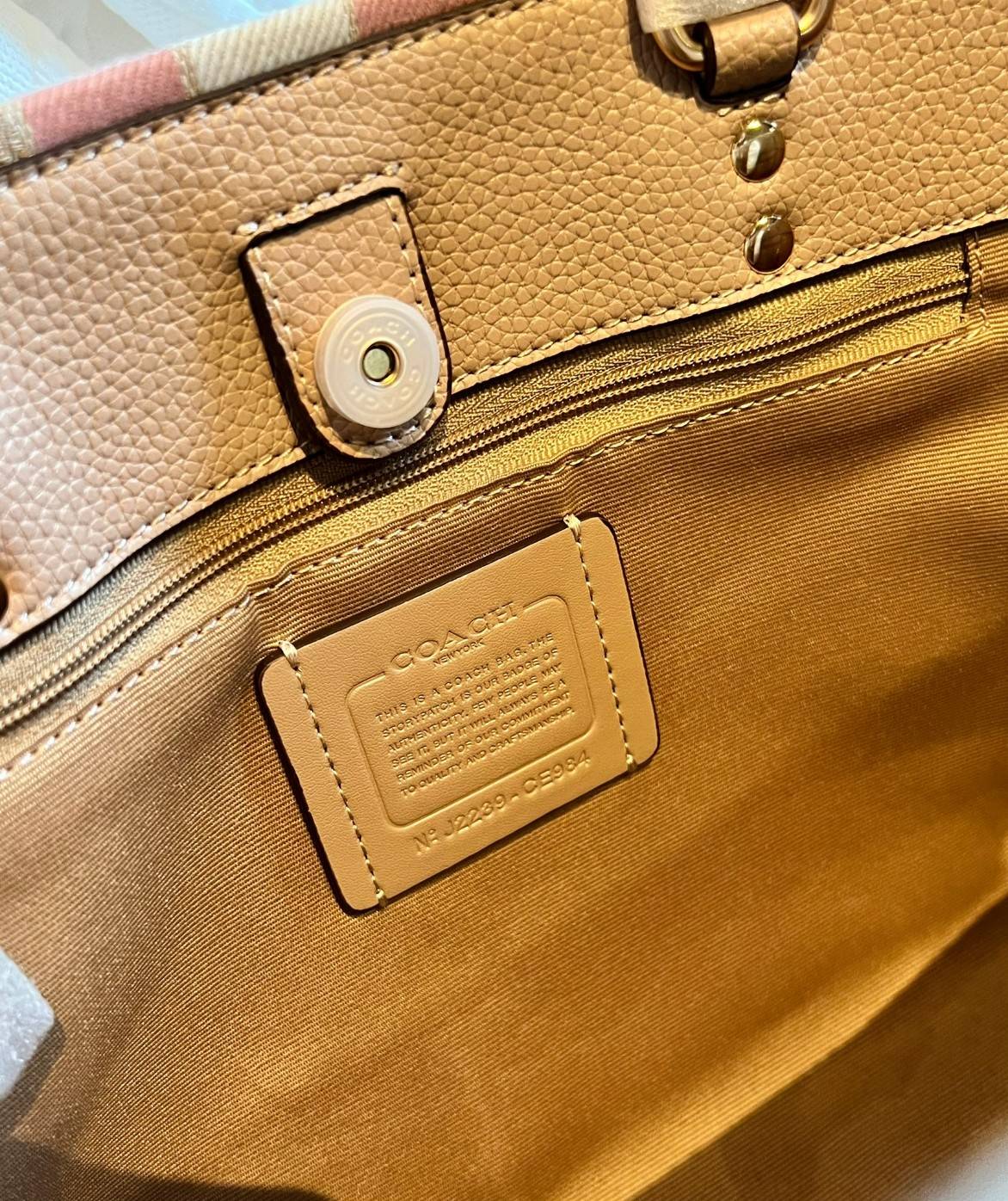 COACH DEMPSEY CARRYALL IN SIGNATURE JACQUARD WITH STRIP AND COACH PATCH((CE984)) ใบใหญ่ สีผู้ดีขับผิวมากๆเลยค่า😘 พร้อมส่งที่ไทย สีใหม่ล่าสุด2023! กับกระเป๋าทรงtote