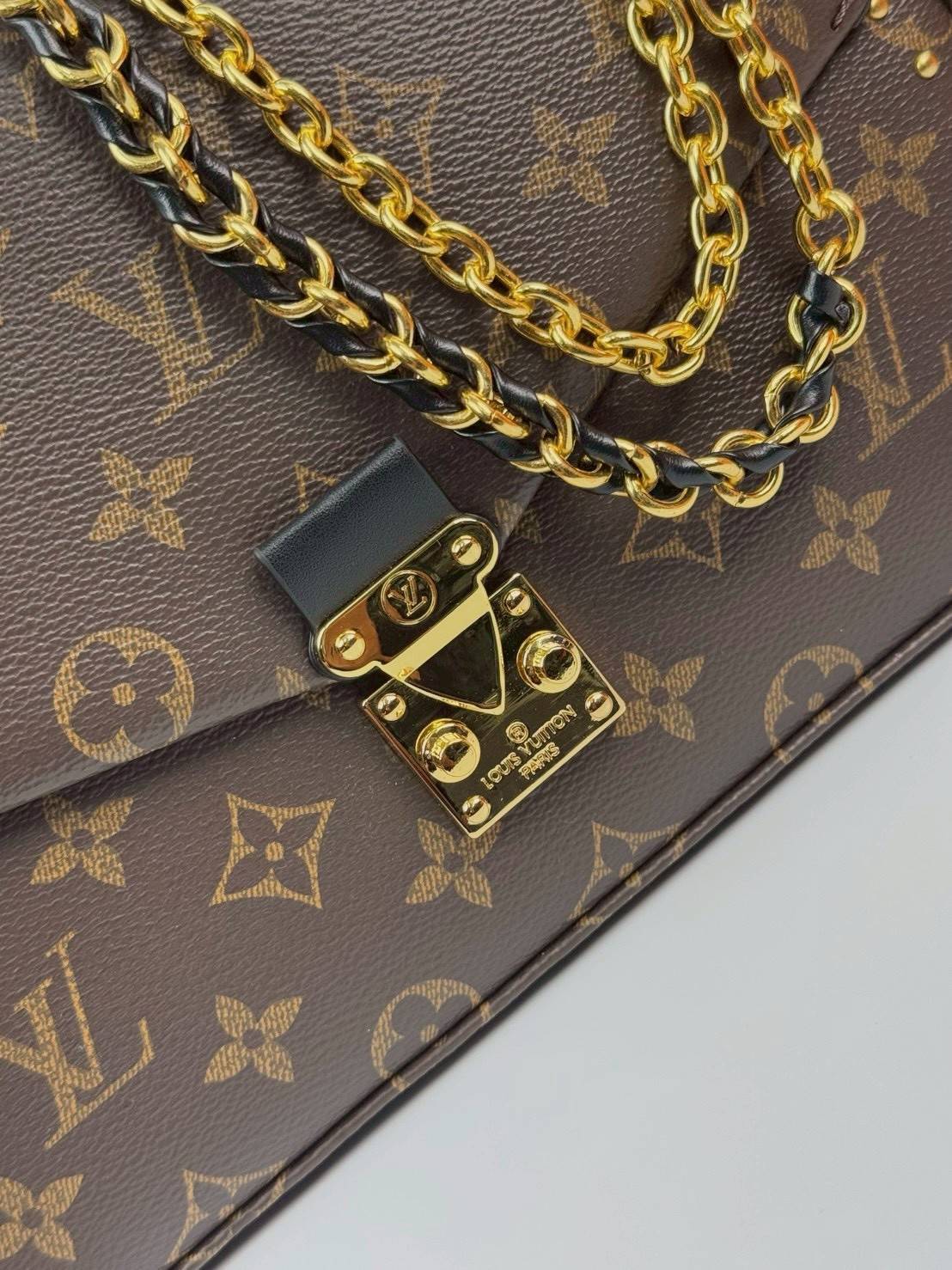 ORI หนังแท้ | LV Trunkie bag กระเป๋าสะพายรุ่นใหม่ ดีไซน์ร่วมสมัยโดดเด่นด้วยมุมโลหะ เฉลิมฉลองเอกลักษณ์ที่สืบทอดมาอย่างยาวนาน ผสานฟังก์ชันการใช้งานเข้ากับความหรูหรา Monogram แคนวาสตกแต่งหมุดสีทอง