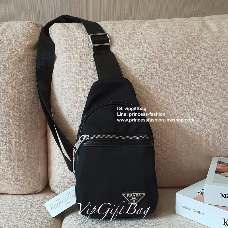 มาใหม่อีกหนึ่งรุ่น Prada เหมาะกับท่านชาย กับกระเป๋าคาดอก ทรงสวย ทรงฮิต วัสดุผ้า NYLON คุณภาพดี กันน้ำ100% ใส่ของได้หลากหลาย ตัวกระเป๋าอะไหล่สีเงิน มาพร้อมซิปด้านหน้ากระเป๋า ใส่ของได้หลากหลาย เพิ่มลุคเท่ในวันชิลๆให้กับคุ ผู้ชายที่สุด จะซื้อใช้เองหรือเป็นขอ