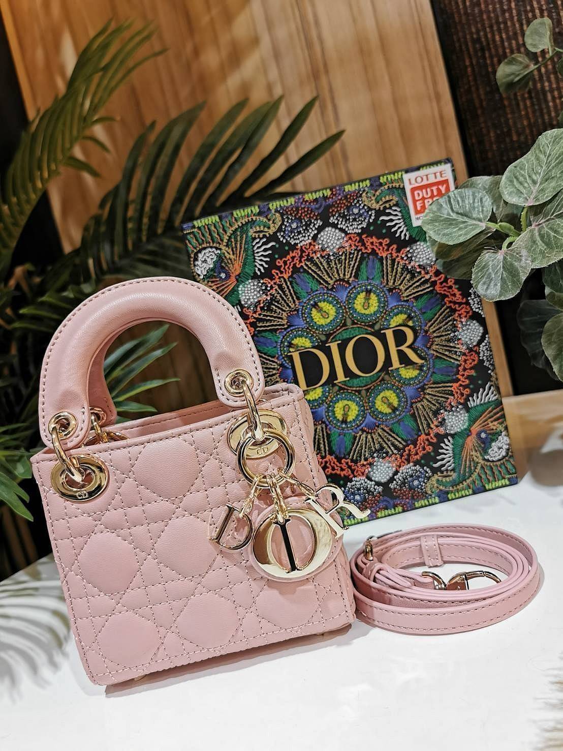 VIP 】CHRISTIAN DIOR MINI BAG VIP GIFT วัสดุหนังแท้ Calfskin ทรงเหลี่ยมหนังสวยหรูอยู่ทรงขึ้นลายเอกลักษณ์แบรนด์ ประดับTAGห้อยโลโก้แบรนด์อะไหล่ทองด้านหน้า เปิดปิดด้วยฝาปิด ภายในโล่งมีโลโก้สามารถใส่มือถือของจุกจิกได้ หูจับถนัดมือ สายสะพายหนังยาวถอดได้ปรับระดั