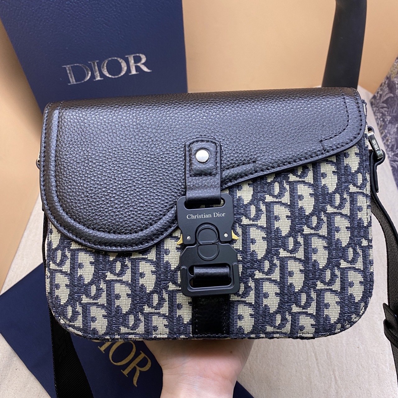 DIOR Small Saddle Messenger Bag with Flap กระเป๋าทรงแมสเซ็นเจอร์รุ่นฮิต เกรดออริ สลับแท้ 1:1