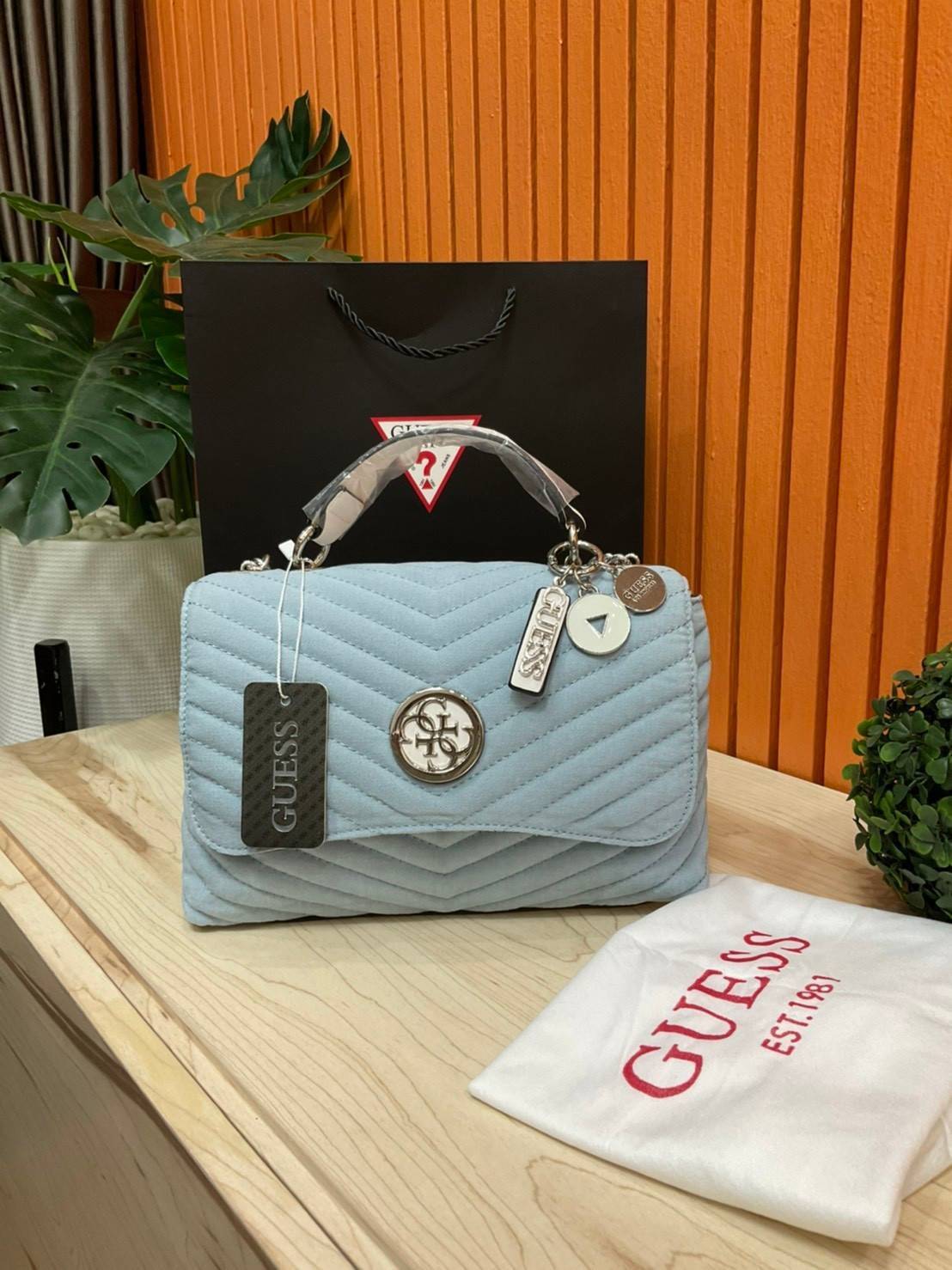 ของแท้ 💯% 】GUESS BLAKELY TOP HANDLE FLAP BAG กระเป๋สะพายรุ่นใหม่ล่าสุด รุ่นยอดนิยมสวยอยู่ทรง วัสดุหนังนิ่ม น้ำหนักเบา มีฐานกว้างตั้งอยู่ทรง ด้านหน้าประดับด้วยโลโก้แบรนด์สวยโดดเด่น