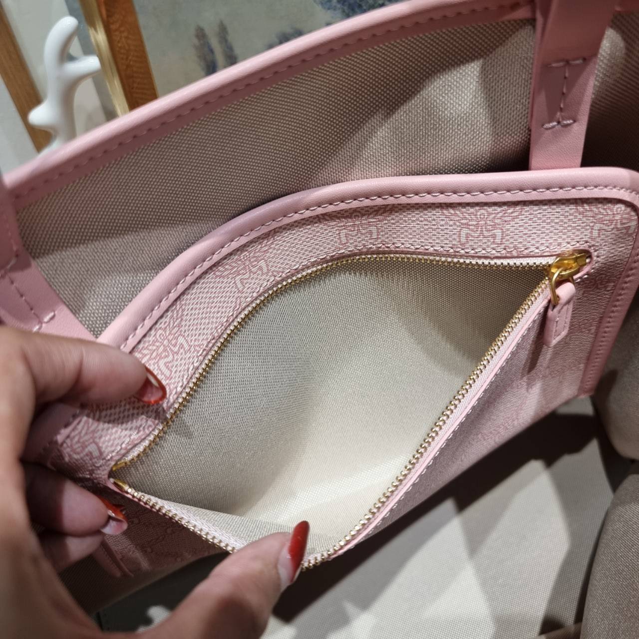 M.C.M MEDIUM HIMMEL SHOPPER IN LAURETOS คอลเลคชั่นใหม่ พร้อมสีใหม่ ดีไซน์ละมุน น่าใช้มากๆ กระเป๋าทรงช้อปปิ้ง เรียบหรู พิเศษสุดกับพวงหนังพร้อมห่วงกุญแจทึ่สามารถห้อยพวงกุญแจน่ารักๆได้