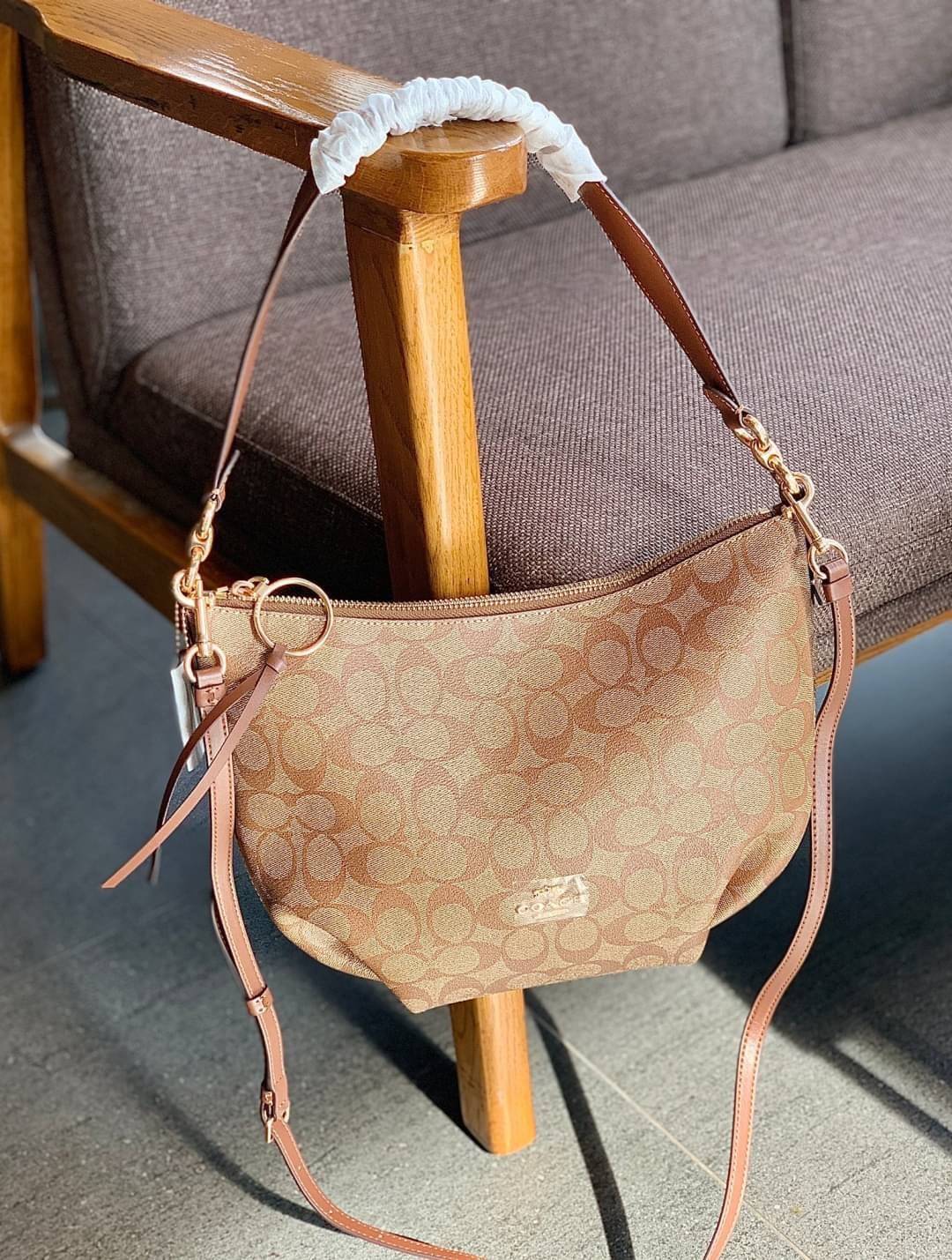 OUTLET 】ปรับราคาลง ได้ไปไม่ผิดหวังแน่นอนจ้าา💥 Coach Pebble Leather Small Skylar Hobo Shoulder Bag((90738)) พร้อมส่งที่ไทย ล่าสุด! กระเป๋าหิ้ว//สะพายข้างได้ ทรงน่ารัก ละมุน หนังแท้ หนังนิ่มมือดีมาก หลงรักแน่นอนค่าา! เปิดปิดกระเป๋าแบบซิปมีพู่ห้อย ใช