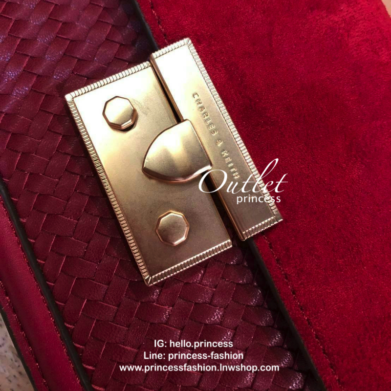 CHARLES & KEITH PUSH LOCK FRONT FLAP BAG 2018 กระเป๋าถือขนาดมินิดีไซน์สุดชิคคุณหนูมากค่ะโดดเด่นที่กระเป๋าpu ลายสานสวยสะดุดตา ฝาปิดกำมะหยี่ดูเรียบหรู เปิดปิดด้วยฝาปิดตัวล๊อคปั้มแบรนด์ ภายในมีช่องใส่บัตร ใส่มือถือ iphone8+ได้ค่ะ อะไหล่ทองสวย สายโซ่ยาวสะพายไ