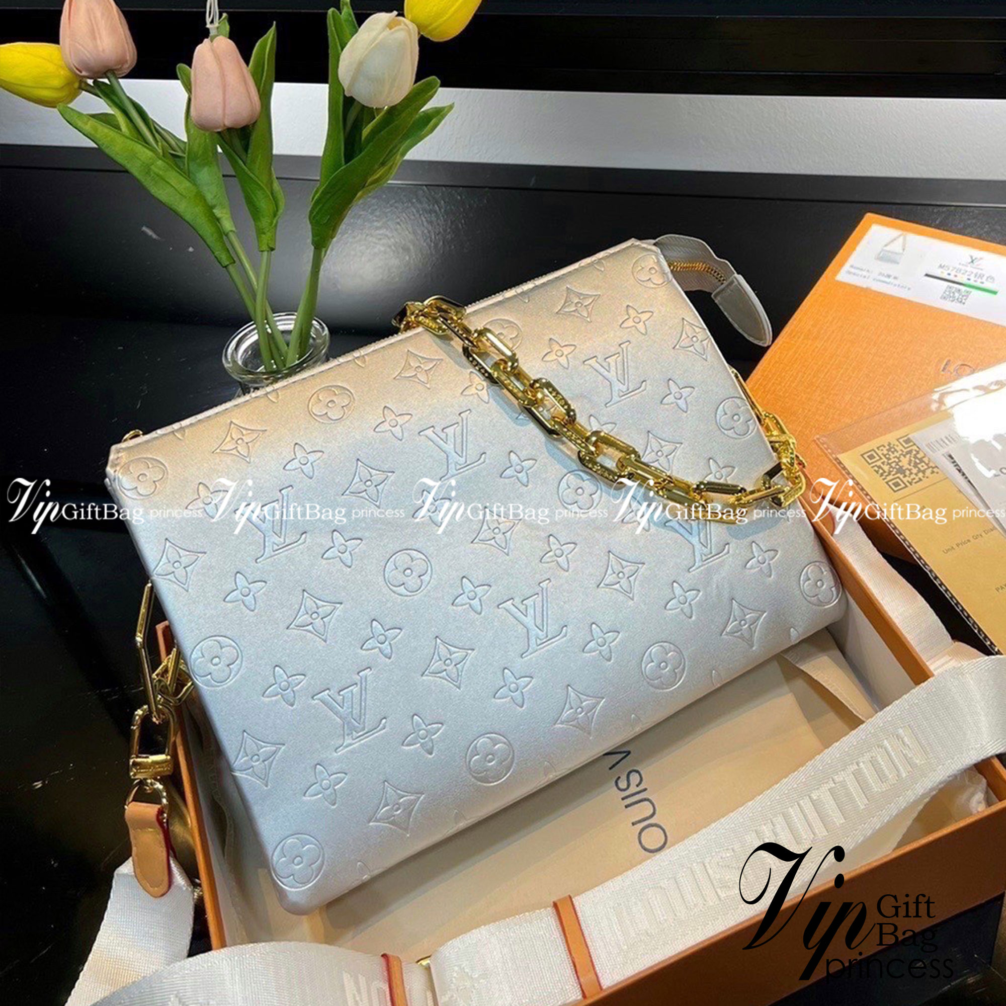 LV HANDLE POUCH MONOGRAM / LV Coussin PM Bag กระเป๋าสะพายกึ่งคลัชท์ สุดล้ำ มาแรงมาก ด้วยความสวยปังตั้งแต่แรกเห็น วัสดุหนังแกะสังเคราะห์ปั๊มลายสวยคม มาพร้อมสาย 2 เส้น เลิศๆ มีสายโซ่ที่มีดีเทลละเอียดไม่ซ้ำ และสายสปอร์ตครอสบอดี้ ที่จะคล้องไว้ทั้งสองเส้นก็ดีง