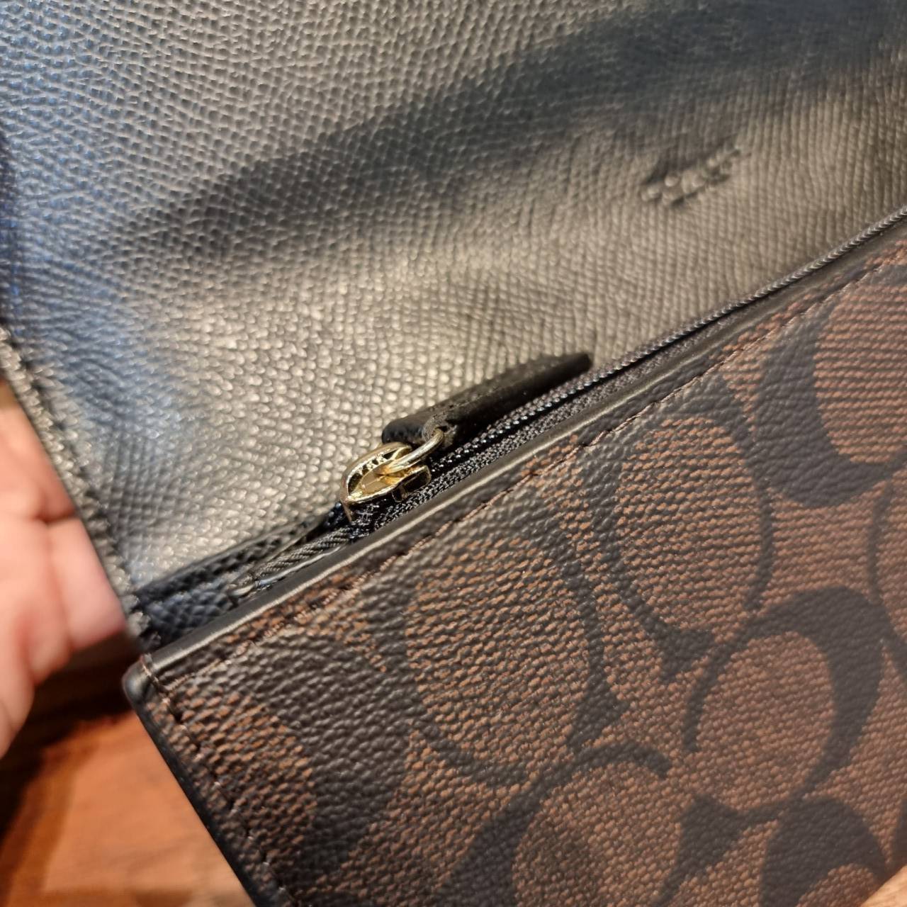 COACH F52601 POP SLIM ENVELOPE WALLET IN SIGNATURE รุ่นขายดี ขายหมด!! รุ่นหายาก!! เติมสต็อคจ้า!! กระเป๋าสตางค์รุ่นฝาพับ ดีไซน์เรียบหรู คลาสสิค ใช้งานง่ายและสะดวกมากๆ ด้วยซองซิปที่เสียบด้านหลัง ถอดแยกออกมาใช้ได้ หรือเอาออก พกกระเป๋าเดี่ยวๆก็ได้ ถือใบนี้ดูไ