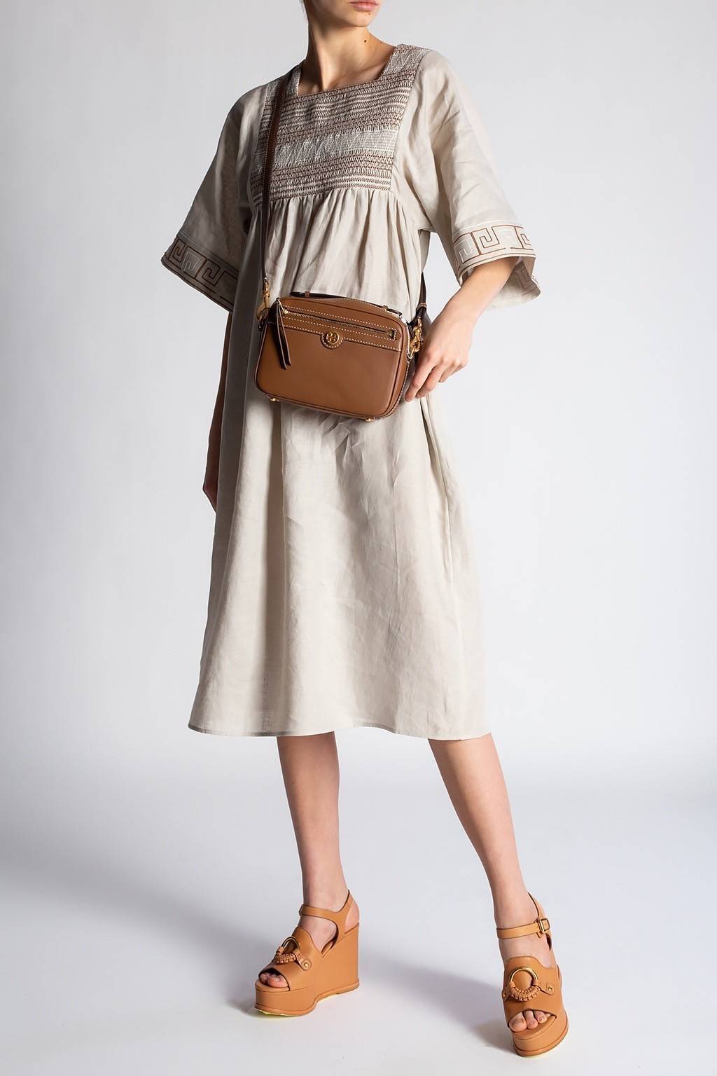 TORY BURCH T MONOGRAM JACQUARD CAMERA BAG กระเป๋าสะพาย Crossbody วัสดุหนังวัวแท้ การออกแบบเรียบง่าย ยังคงความหรูหราเอาไว้ โดดเด่นด้วยลวดลาย T Monogram มาพร้อมสายสะพายยาวแบบสปอร์ต ถอดออกได้ สายปรับระดับได้ ตอบสนองการใช้งานได้ดี มีหูหิ้วด้านบนสามารถใช้งานได