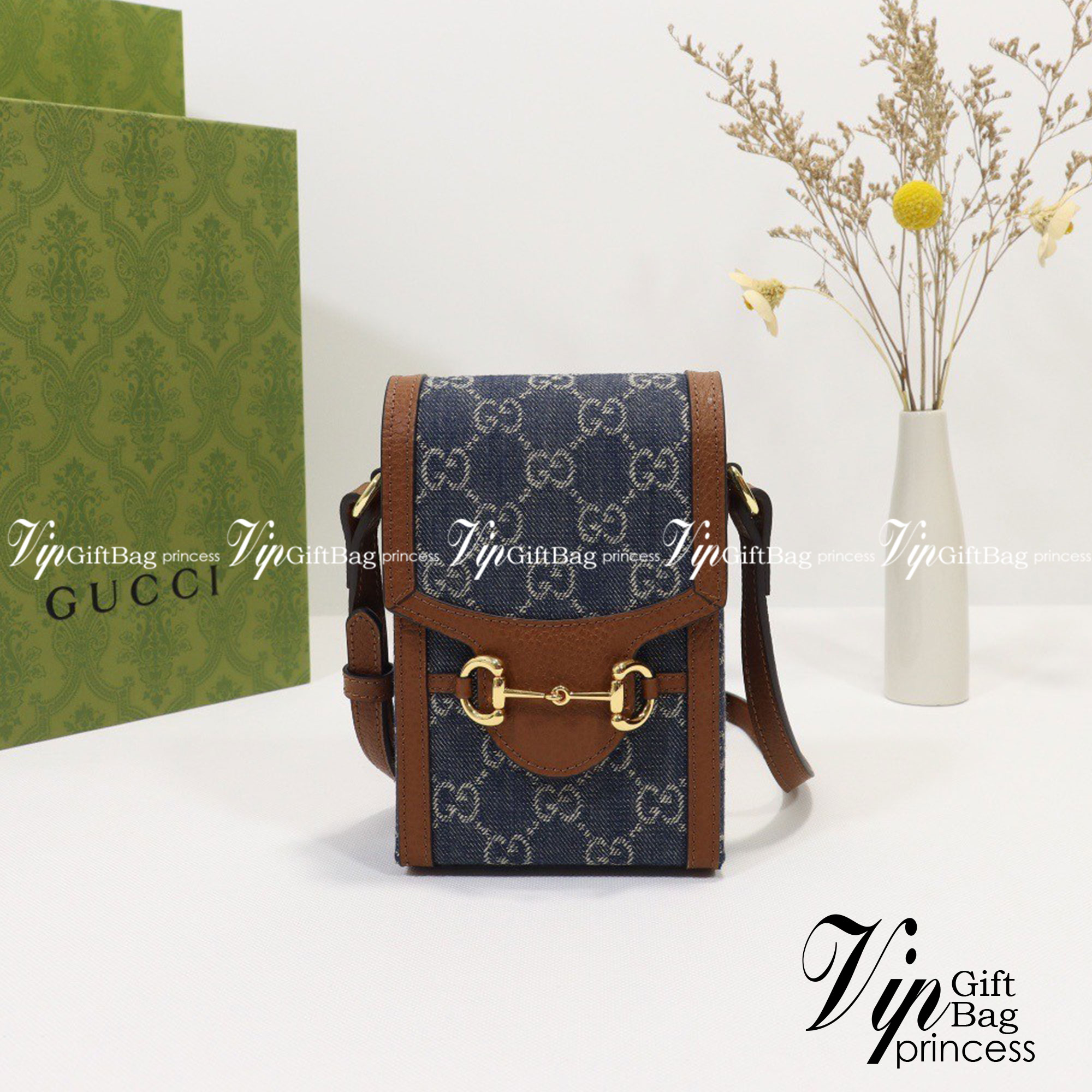 Gucci Horsebit 1955 mini bag / Gucci Phone Bag ออริจินอล เกรดสลับใช้แทนใบจริงได้ รุ่นยอดฮิต ไซส์มินิ ที่ใครๆก็ต้องรู้จัก!! กับกระเป๋าขนาดมินิในรูปแบบผ้าแจ็คการ์ดสีขาวงาช้างและน้ำเงิน ได้รับแรงบันดาลใจมาจากดีไซน์ดั้งเดิม ซึ่งแอคเซสเซอรี่นี้โดดเด่นด้วยรายละ