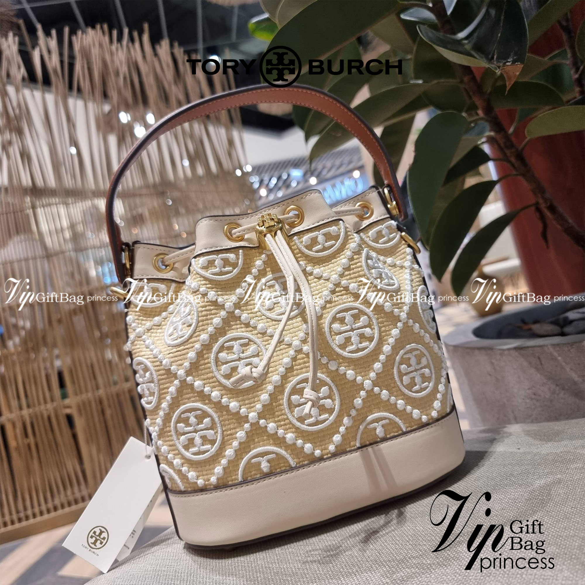TORY BURCH T MONOGRAM STRAW BUCKET BAG ใหม่ก่อนใคร พร้อมเสิร์ฟความสวยให้ถึงบ้านแล้วน้า กระเป๋าบัคเก็ตทรงยอดนิยม ดีไซน์ใหม่ล่าสุด ยูนีคไม่เหมือนใคร ลายสานเต็มใบ พร้อมปักโลโก้เอกลักษณ์ โดดเด่น งานฝีมือมากๆ สลับส่วนของหนังที่ขอบและก้นกระเป๋า ภายในเป็นช่องโล่