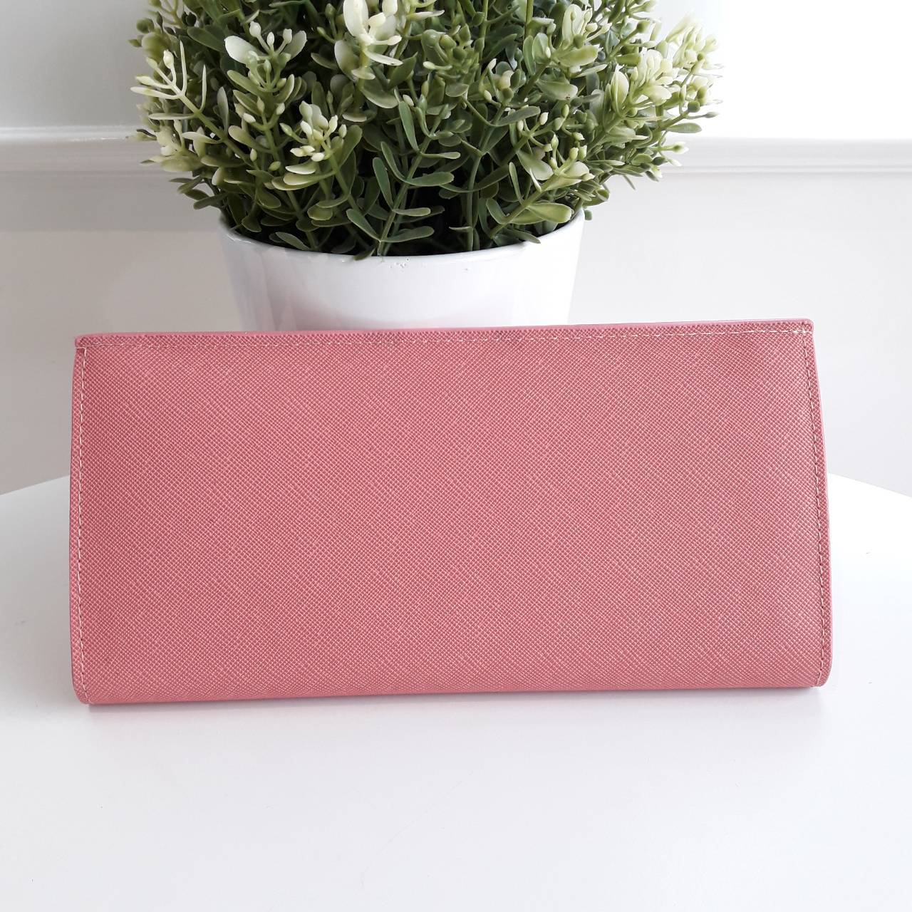 Best Seller~~ กระเป๋าสตางค์ยาว **ทรงหรู จากงานพรีเมี่ยมกิ้ฟ จากเคาเตอร์ต่างประเทศ จากแบรนด์ PRADA ลายหนัง saffiano ของแท้ 100% มีช่องใส่บัตร ถึง 12 ช่อง และช่องซิปใส่ของจุกจิกได้ น้ำหนักเบา จับถนัดมือ ขนาดกำลังดีคะ ถือแล้วดูดี อะไหล่ทองสุดหรู **ใช้แล้วสวย