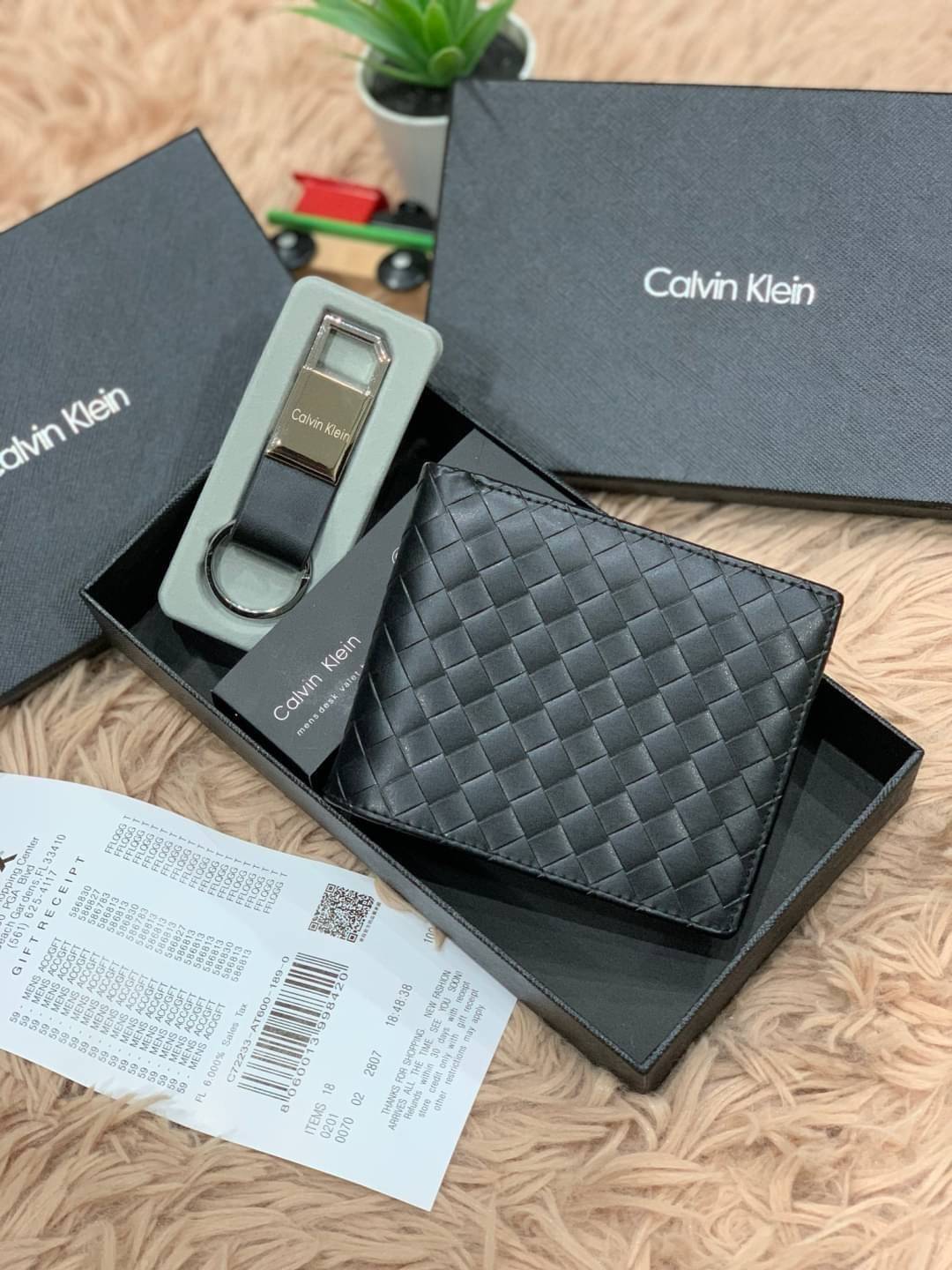 ของแท้ 💯% 】CALVIN KLEIN SHORT WALLET & KEY CHAIN SET เซ็ทสุดคุ้มกับอีกหนึ่งคอลเลคชั่นสำหรับคุณผู้ชาย ในเซ็ทประกอบไปด้วยกระเป๋าสตางค์ทรงสั้น ใช้งานง่าย