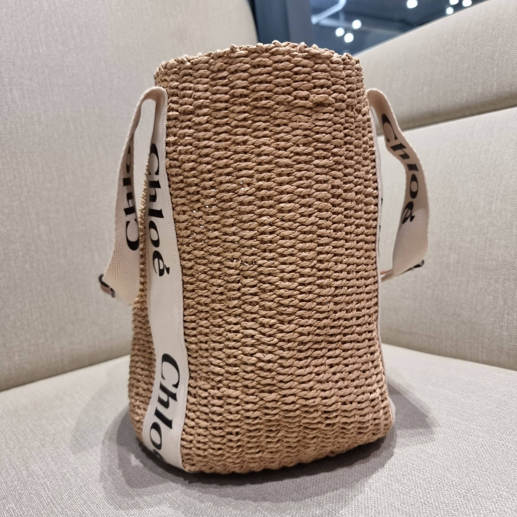 CHLOE LARGE WOODY BASKET กระเป๋าสะพายสานทรงตะกร้า ยอดฮิตติดลมของแบรนด์ ด้วยวัสดุสังเคราห์จากธรรมชาติ สานทอเต็มใบออกมาเป็นลวดลายสวยงาม ตัดด้วยริบบิ้นคาดโดดเด่น ภายในโล่งกว้างมาก จุของได้เต็มที่ เป็นดีไซน์ผู้ดีย้อนยุคที่ดูแพงจริงๆ ใบนี้สามารถสะพายไปเที่ยว ไ