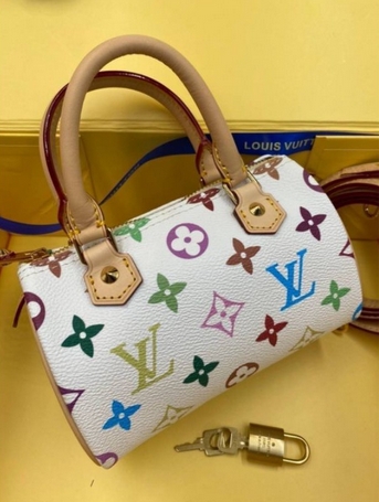 VIP 】LOUIS VUITTON Monogram Multicolor Mini Speedy พร้อมส่งความน่ารักค่ะ! กระเป๋าทรงหมอนไซด์มินิ หนังแกะแท้นิ่มสวยงามค่ะ เปิดปิดกระเป๋าแบบซิป ภายในสามารถใส่มือถือได้ กระเป๋าเงินใบกลางได้ พาสปอร์ตได้ค่ะ