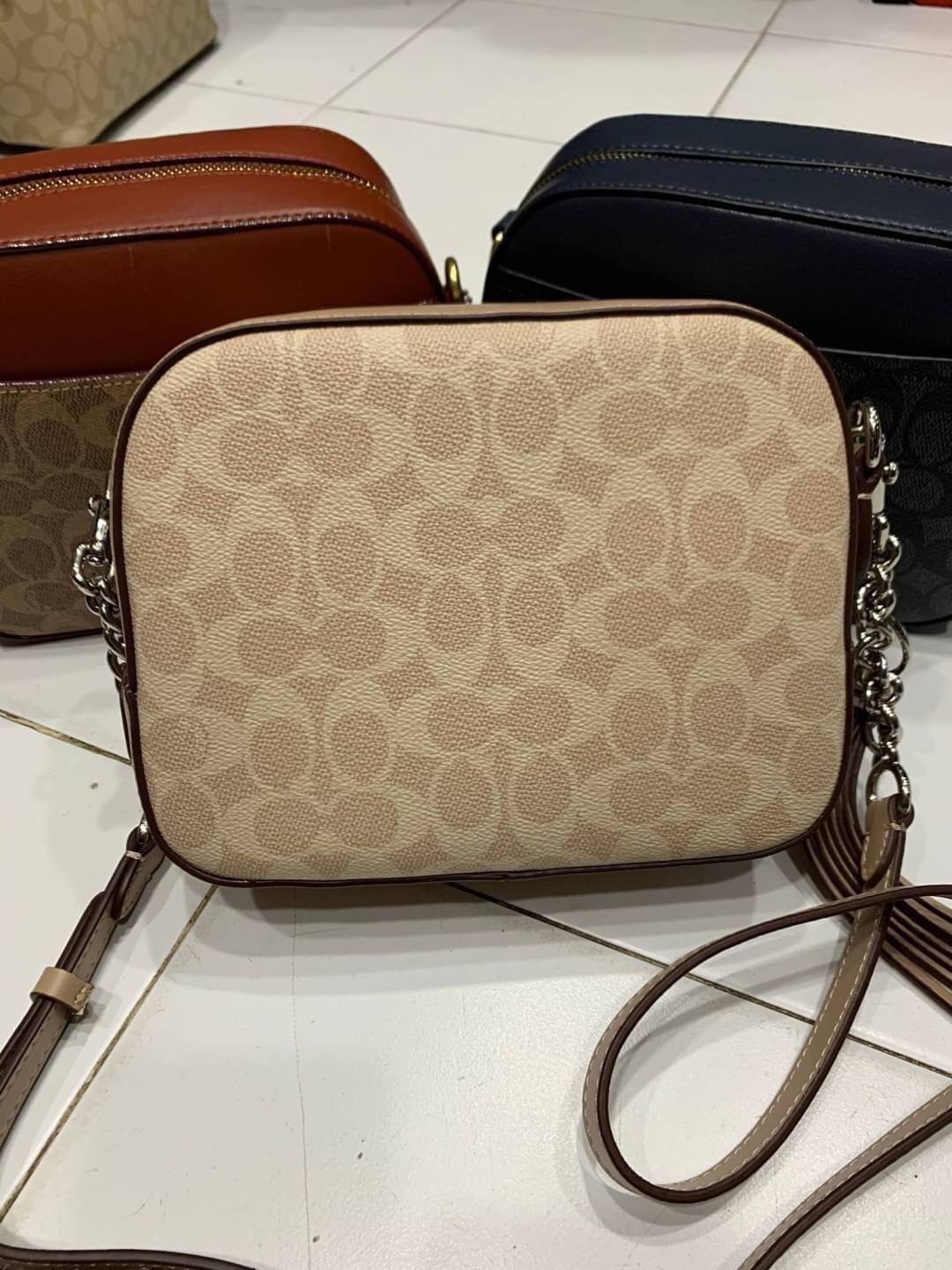 สินค้าขายดี พร้อมสีใหม่ 3สี ในไทยยังไม่มีค่ะ !! COACH SIGNATURE CROSSBODY BOX BAG ((F31208)) กระเป๋าสะพายวัสดุหนังแท้ จาก coach factory outlet หนังนิ่ม ทรงสวย ตัวกระเป๋าลายแบรนด์ ตัดขอบหนังเรียบได้สวยงามค่ะ ด้านหน้า-หลัง มีช่องสำหรับใส่ของ เปิดปิดกระเป๋าแ