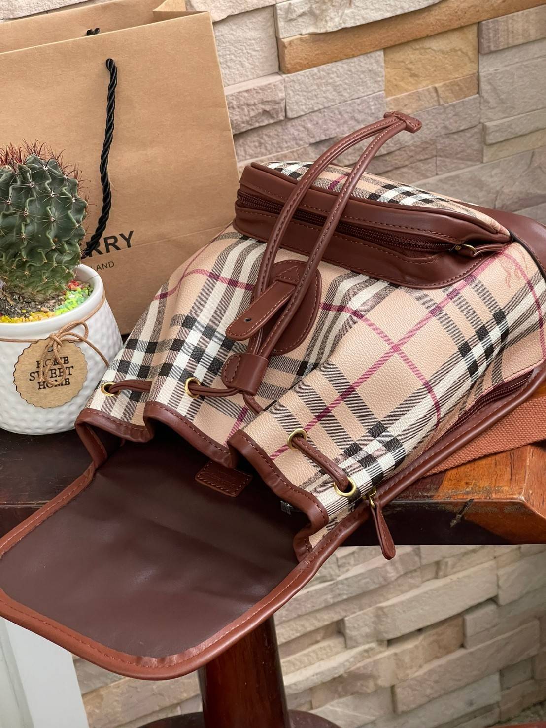 Burberry Small Beige Coated Canvas Backpack ไม่ว่าจะวันธรรมดาหรือวันไปเที่ยว เพียงแค่สะพายกระเป๋าเป้ใบนี้ติดตัวไปด้วย ก็เพิ่มความมีสไตล์ให้กับตัวเองได้แล้ว ด้วยรูปทรงและลายตารางอันเป็นสัญลักษณ์ของแบรนด์ สวยและแลดูคลาสสิค ด้วยความที่เป็นแบบสะพายกับไหล่ทั้ง