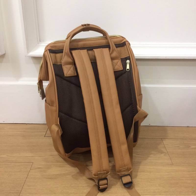 รุ่น คลาสสิก Anello Classic Polyurethane Leather Rucksack เป้อเนลโล ทำจาก PU Leather ทั้งใบ ดูแลทำความสะอาดง่าย น้ำหนักเบา สวยน่ารักดูดีค่ะ รุ่นนี้เป็นขนาดคลาสสิก (regular) สายสะพายแข็งแรง ด้านในบุผ้าอย่างดีค่ะ ด้านหลังและสายสะพายมีฟองน้ำช่วยซับพอร์ตไม่เจ