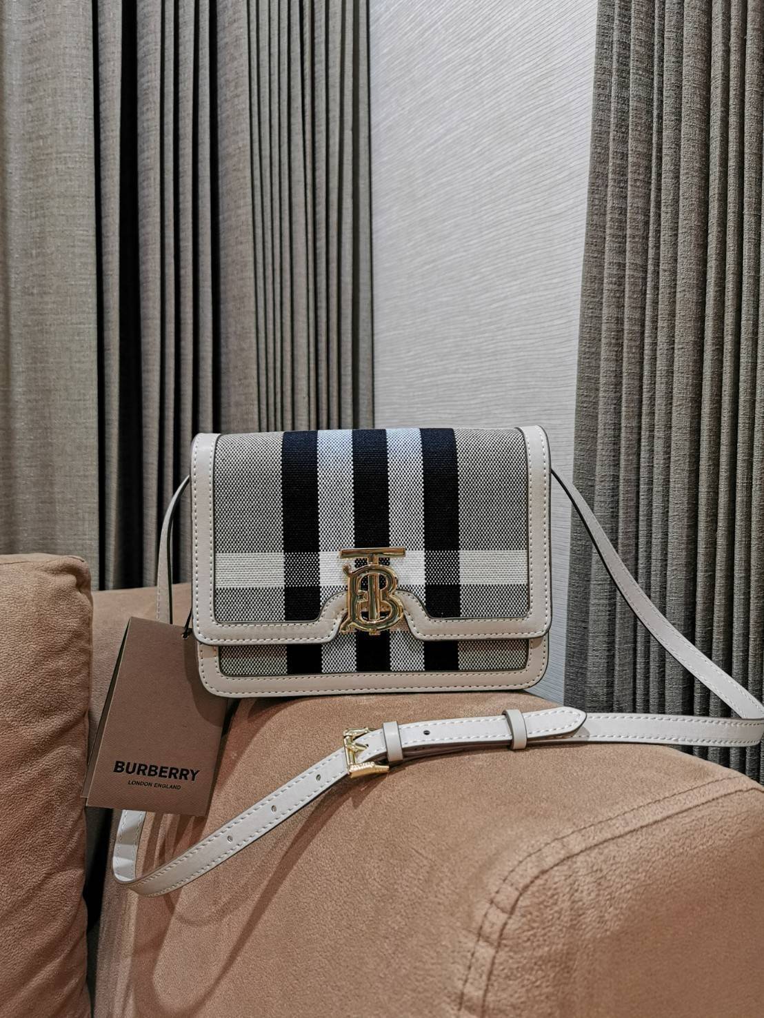 BURBERRY FRAGRANCES LEATHER CROSSBODY BAG VIP GIFT WITH PURCHASE (GWP) กระเป๋าสะพายพรีเมี่ยมกิ๊ฟรุ่นใหม่ล่าสุด Limited จาก BURBERRY Perfume DutyFree วัสดุ Canvas & Leather ลาย Vintage คอลเลคชั่นใหม่ทรงเหลี่ยมสวยหรูดูดี เปิดปิดด้วยฝาปิดสัญลักษณ์รูปTB ภายใน